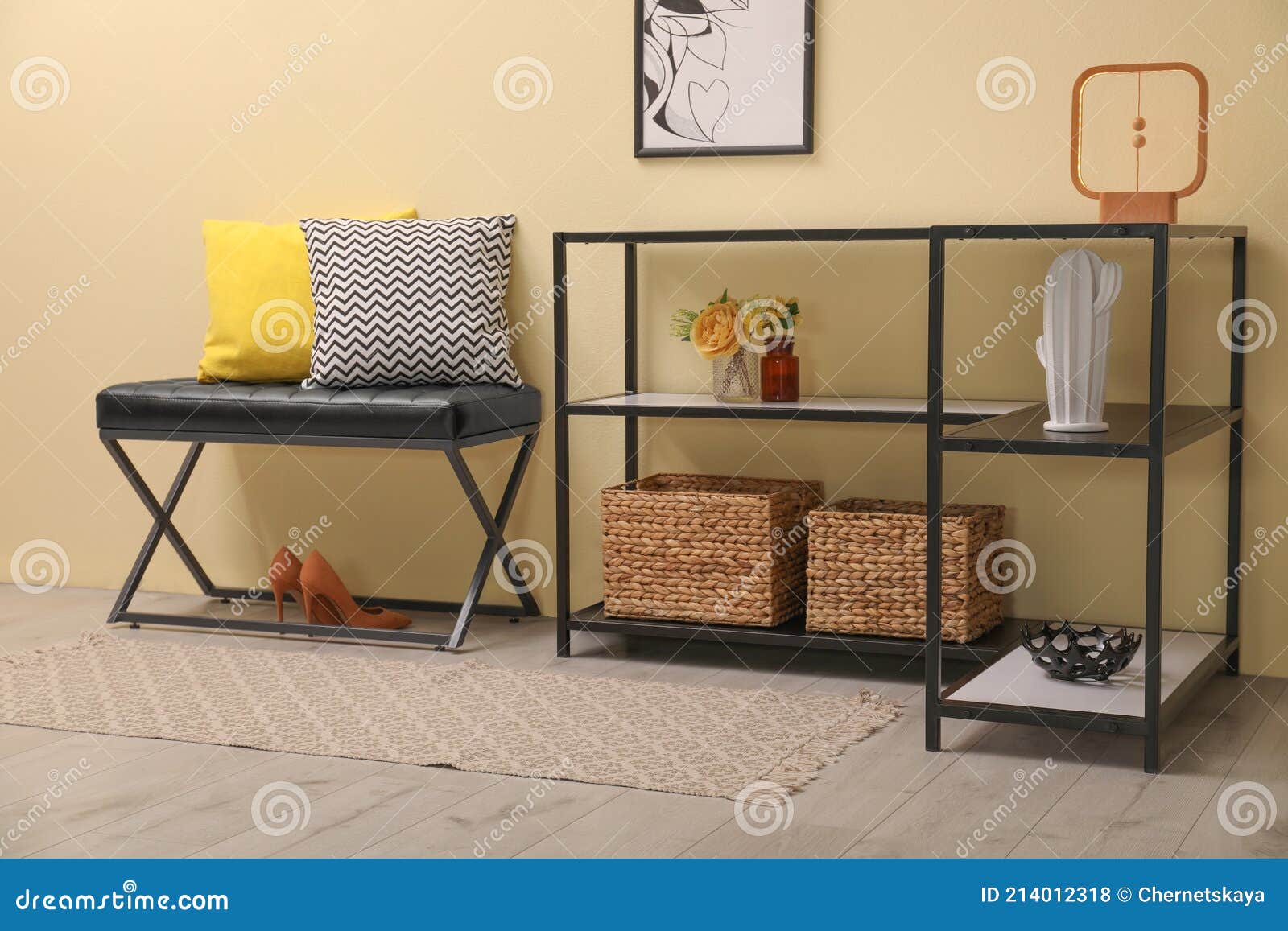 https://thumbs.dreamstime.com/z/mesa-de-consola-con-decoraci%C3%B3n-y-banco-cerca-la-pared-beige-en-pasillo-dise%C3%B1o-interior-214012318.jpg