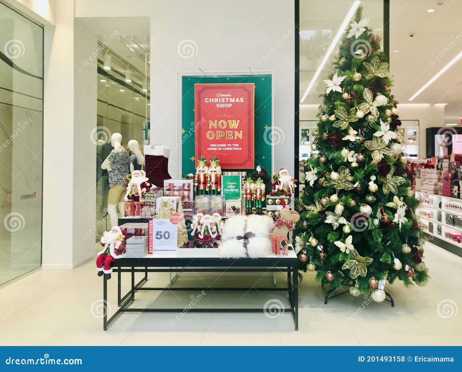 Mesa De Decoração De Natal Que Vende Fora Da Loja De Departamentos. Foto de  Stock Editorial - Imagem de vidro, alegria: 201493158