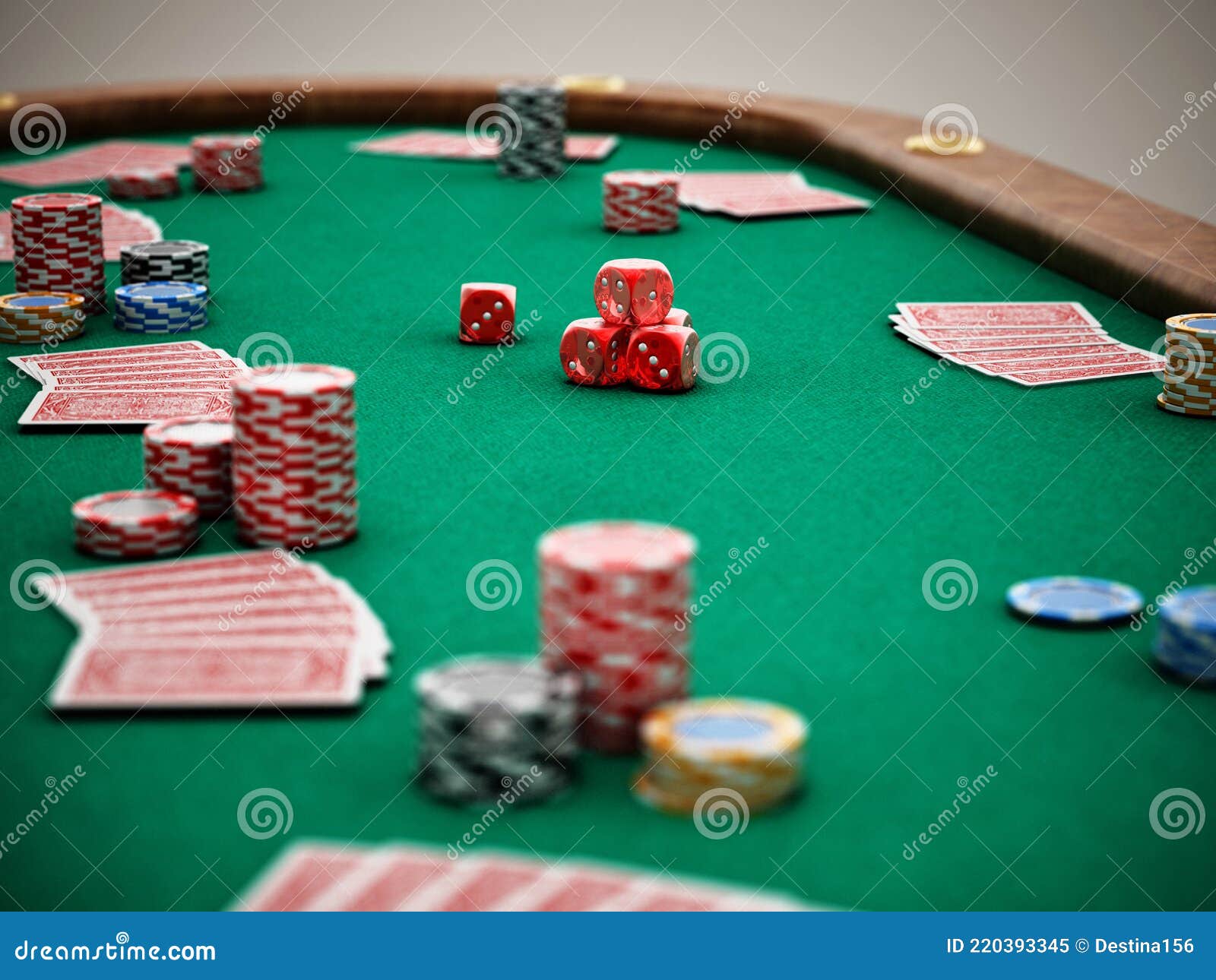 Mesa de juego de poker, con cartas y fichas Stock Photo