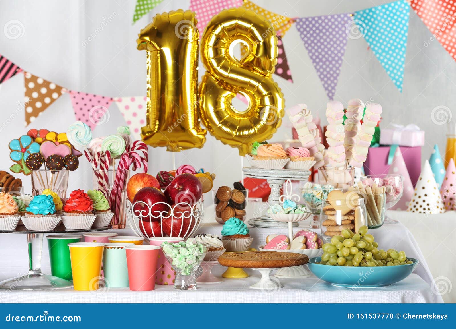 Decoración con globos para 18 cumpleaños - La Tavola Dulce
