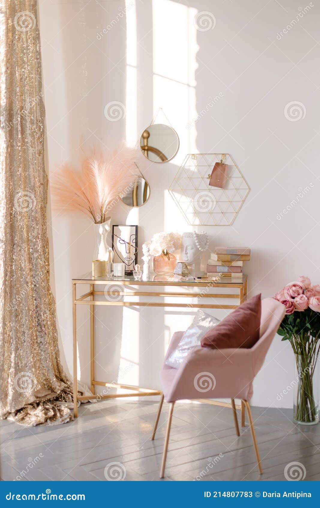 Mesa De Trabajo En Una Habitación Luminosa. Espacio Femenino Elegante Interior. Mesa De Maquillaje. Imagen de archivo - Imagen de tocador, interior: 214807783 Mesa De Trabajo En Una Habitación Luminosa. Espacio Femenino Elegante Interior. Mesa De Maquillaje. Imagen de archivo - Imagen de tocador, interior: 214807783