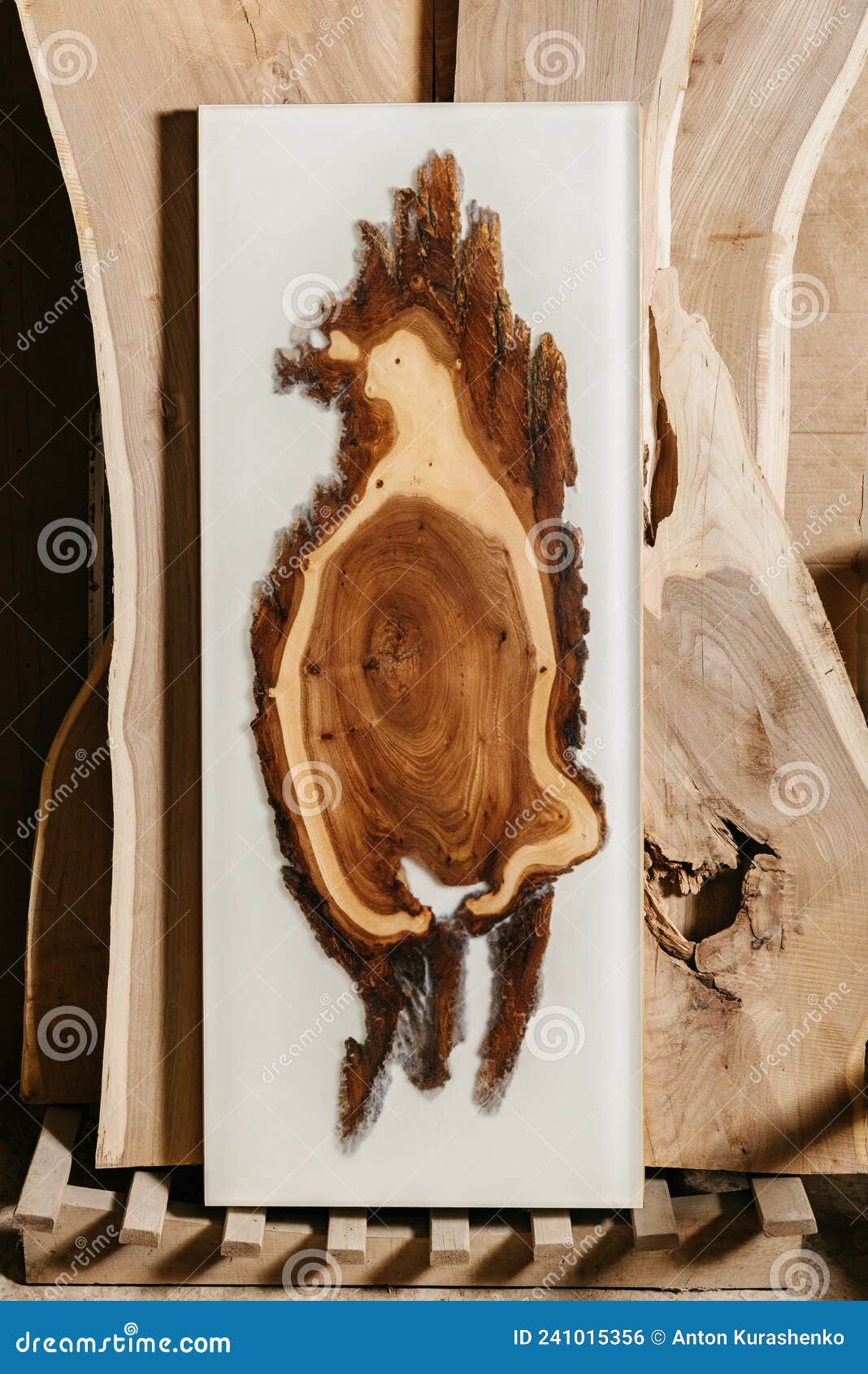 Exclusiva mesa artesanal de madera maciza y resina epoxi sobre fondo de  tableros de madera