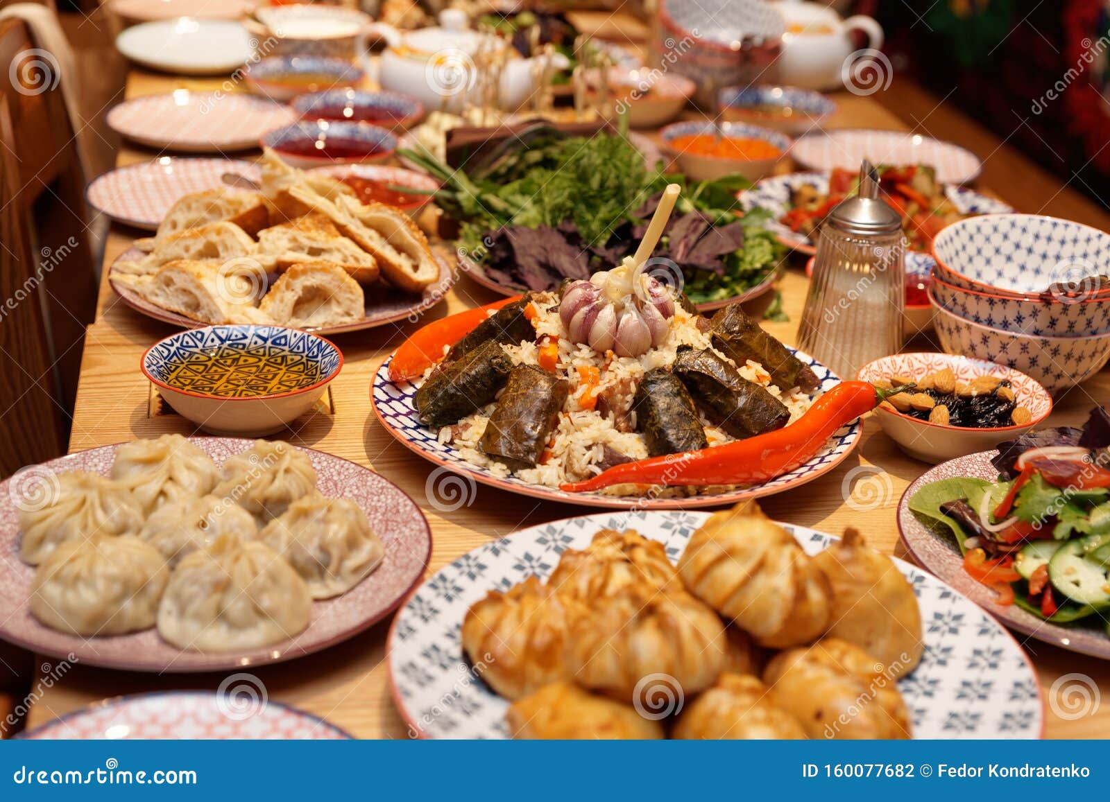 Mesa Servida Con Platos De Oriente Medio Foto de archivo - Imagen de medio, tradicional: 160077682