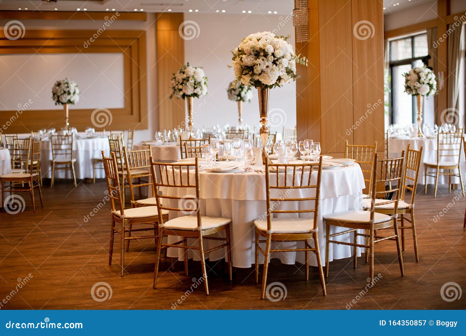 Asociación Si Disfraz Mesas De Banquetes De Matrimonio Con Decoración Florida Imagen de archivo -  Imagen de flores, boda: 164350857