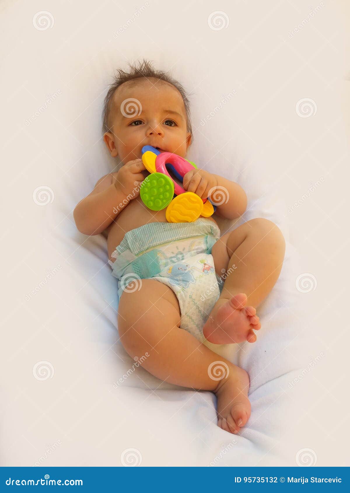 3 Meses Del Bebé Que Juega Con El Juguete De La Dentición Foto de archivo - Imagen de juega, bebé: 95735132