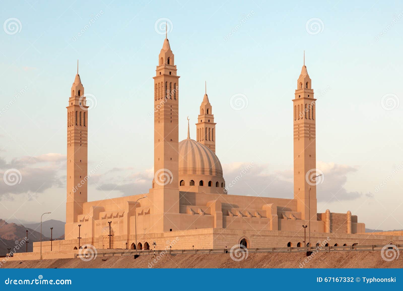 Mesquita grande em Nizwa, Omã. Mesquita grande em Nizwa no crepúsculo Sultanato de Omã, Médio Oriente