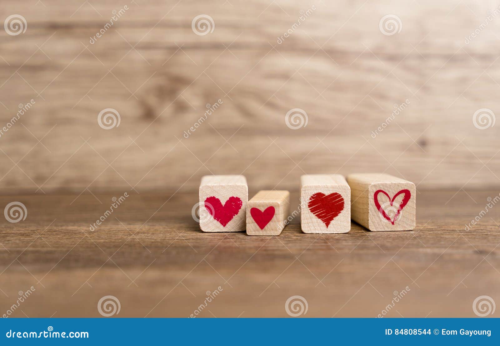 Messaggio di amore scritto in blocchi di legno. Amore, cuori, Valentine& x27; giorno di s, fondo del cuore del fondo di amore