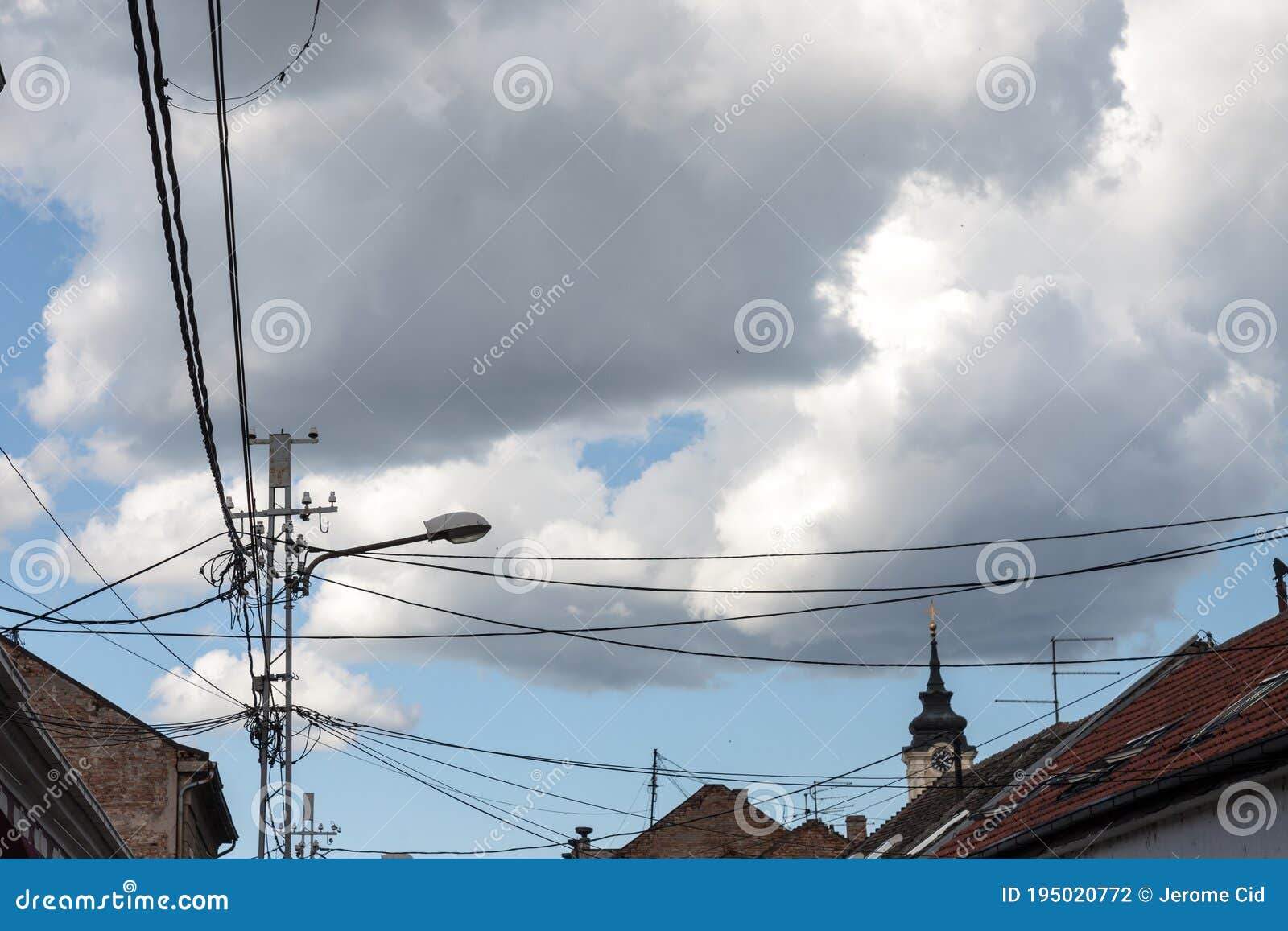 messy cable management on a old power electric line with a power supply made of an obsolete and chaotic connection system