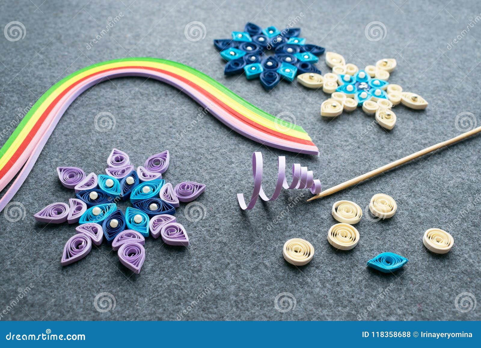 Immagini Quilling Natale.Mestieri Quilling Di Carta Di Natale Sotto Forma Di Fiocchi Di Neve Dalla S Fotografia Stock Immagine Di Regalo Feltro 118358688