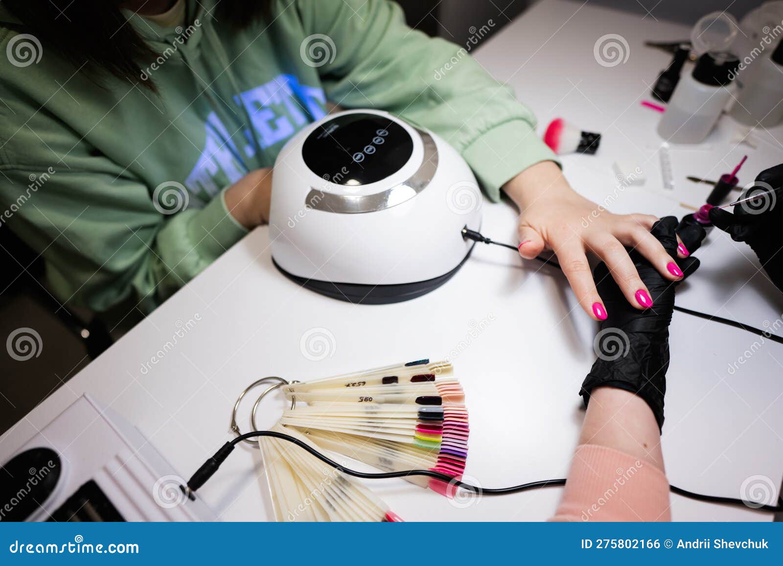 Mestrado Em Manicura Trabalhando Com Cliente Feminino No Salão De Beleza.  Manicurista Faz Prego De Mulher Foto de Stock - Imagem de fêmea,  funcionamento: 275802166