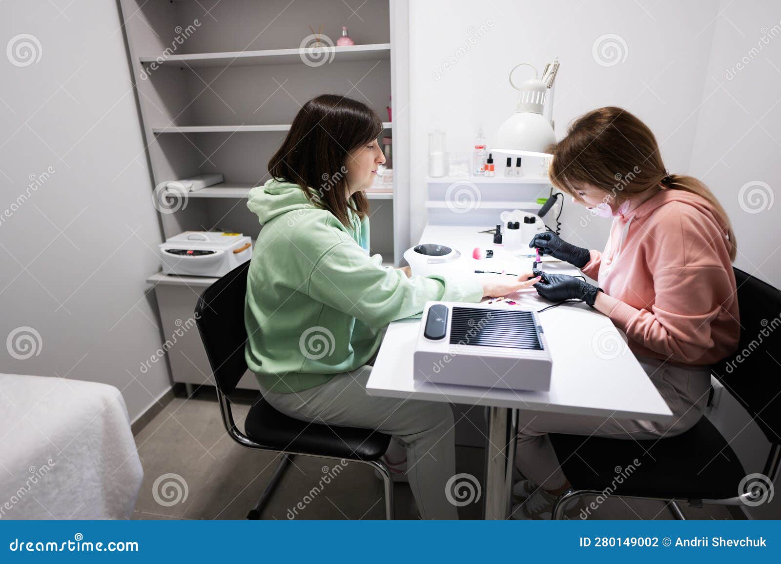 Mestrado Em Manicura Trabalhando Com Cliente Feminino No Salão De Beleza.  Manicurista Faz Prego De Mulher Foto de Stock - Imagem de funcionamento,  cliente: 280149002