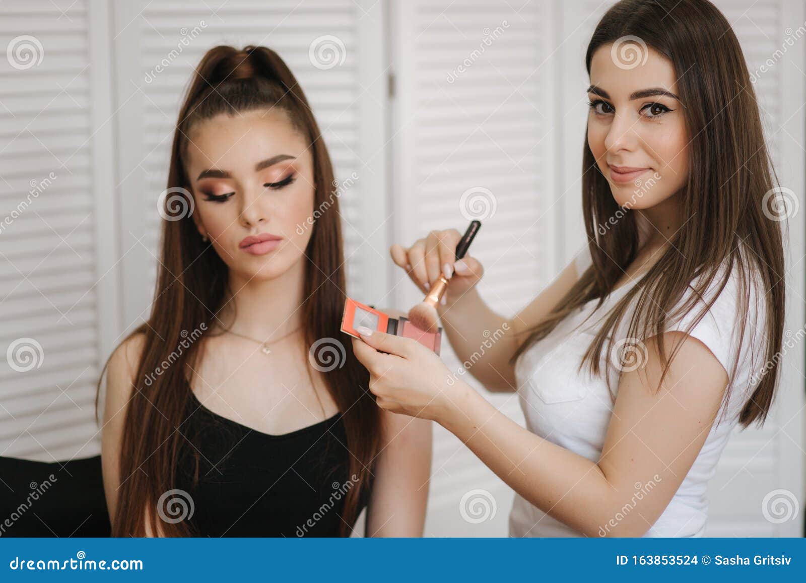 Mestre De Maquiagem Feminino Usa Pincel Em Pó Belo Modelo Em Estúdio De  Beleza Moda De Acabamento De Arte Profissional Foto de Stock - Imagem de  perfeito, casamento: 163853524