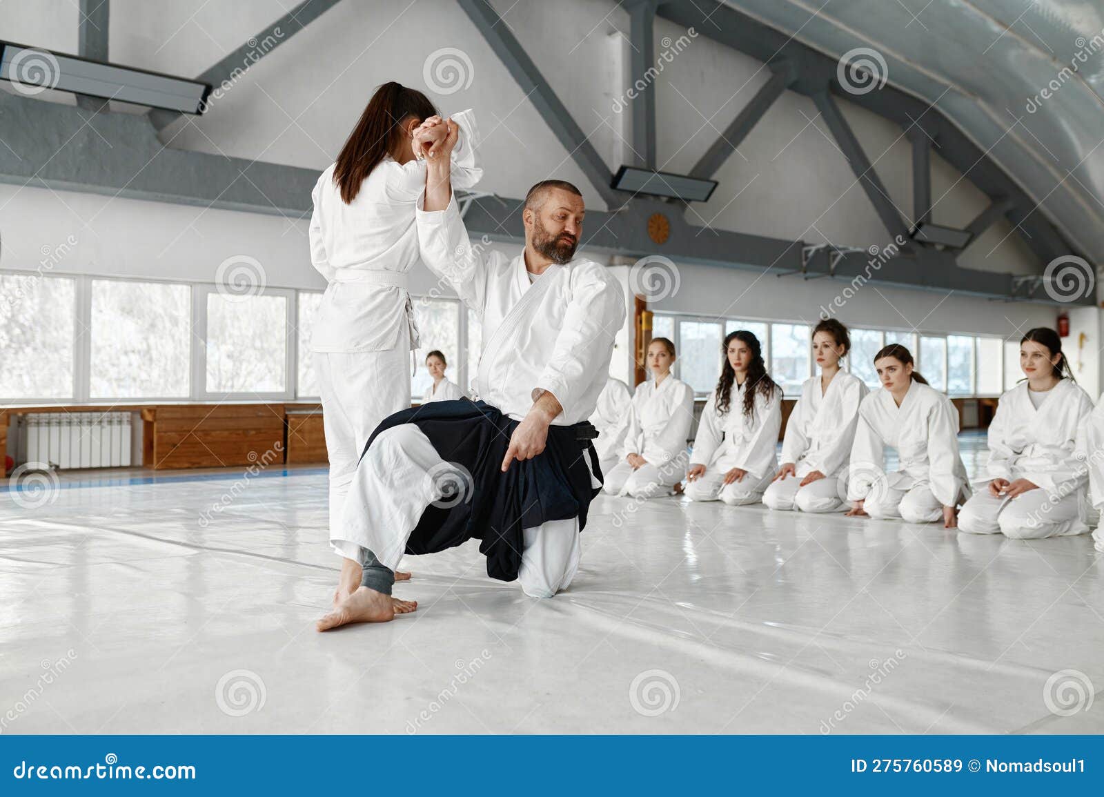 Menina E Mestre Aikido Lutando Com Espada De Madeira Durante a