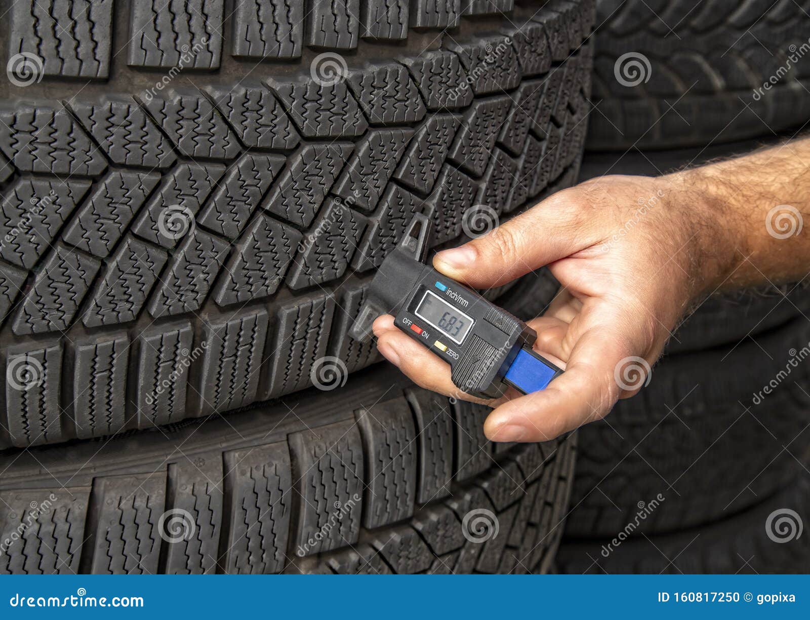 Mesure De La Profondeur De Bande De Roulement D'un Pneumatique Photo stock  - Image du service, acte: 160817250