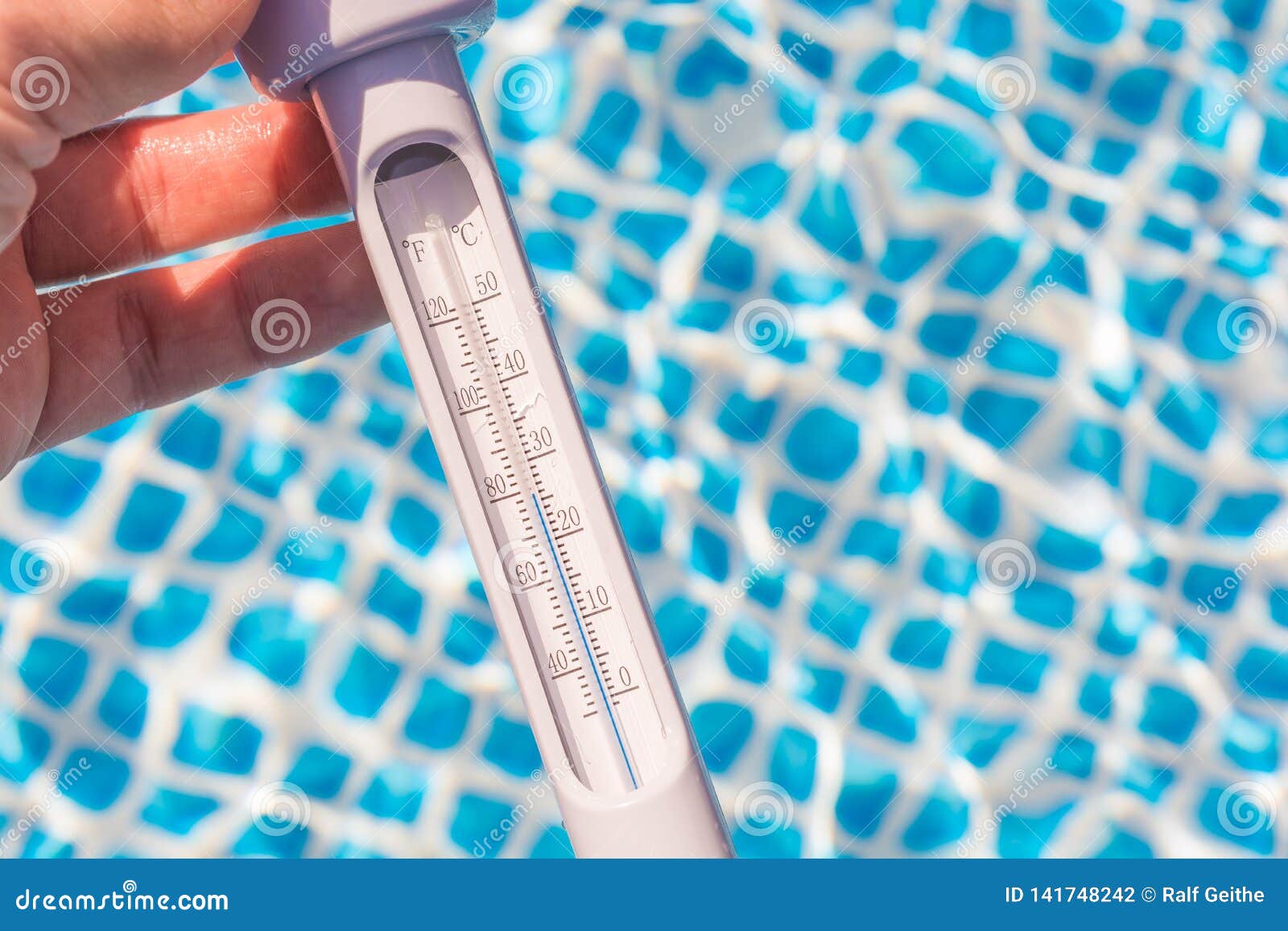 Mesure De La Température De L'eau Dans La Piscine Avec Un Thermomètre Photo  stock - Image du massage, extérieur: 141748242