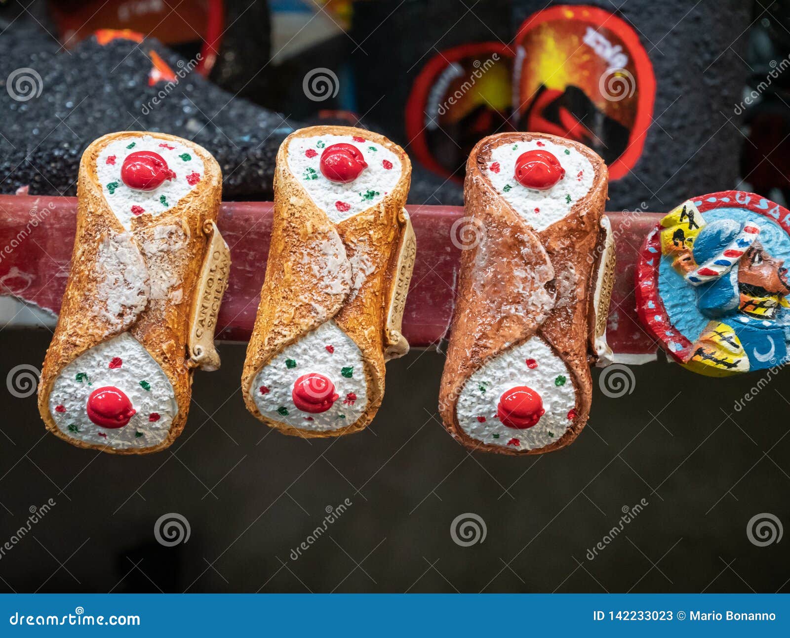 Met de hand geschilderde ceramische over de hele wereld beroemde vertegenwoordiging van Siciliaanse Cannoli Horizontale mening