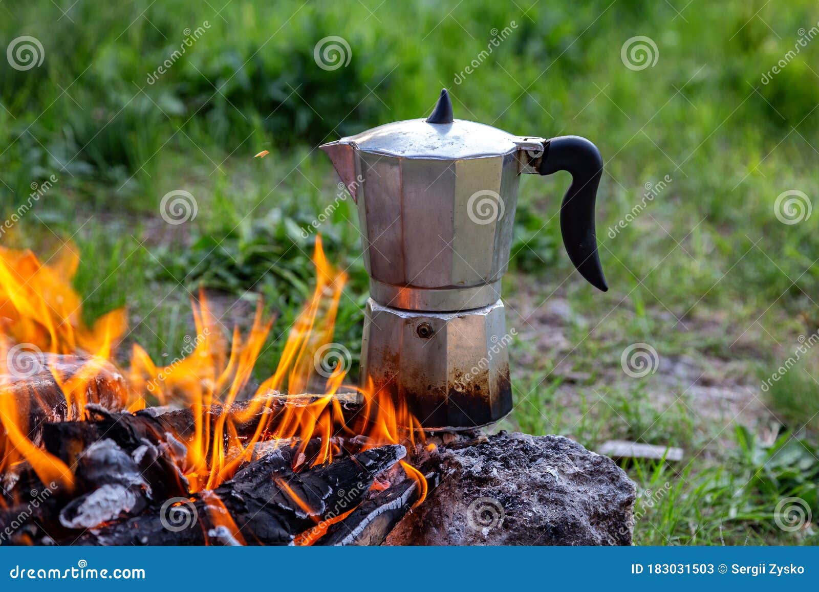 https://thumbs.dreamstime.com/z/metal-coffee-maker-open-fire-nature-making-camping-summer-183031503.jpg