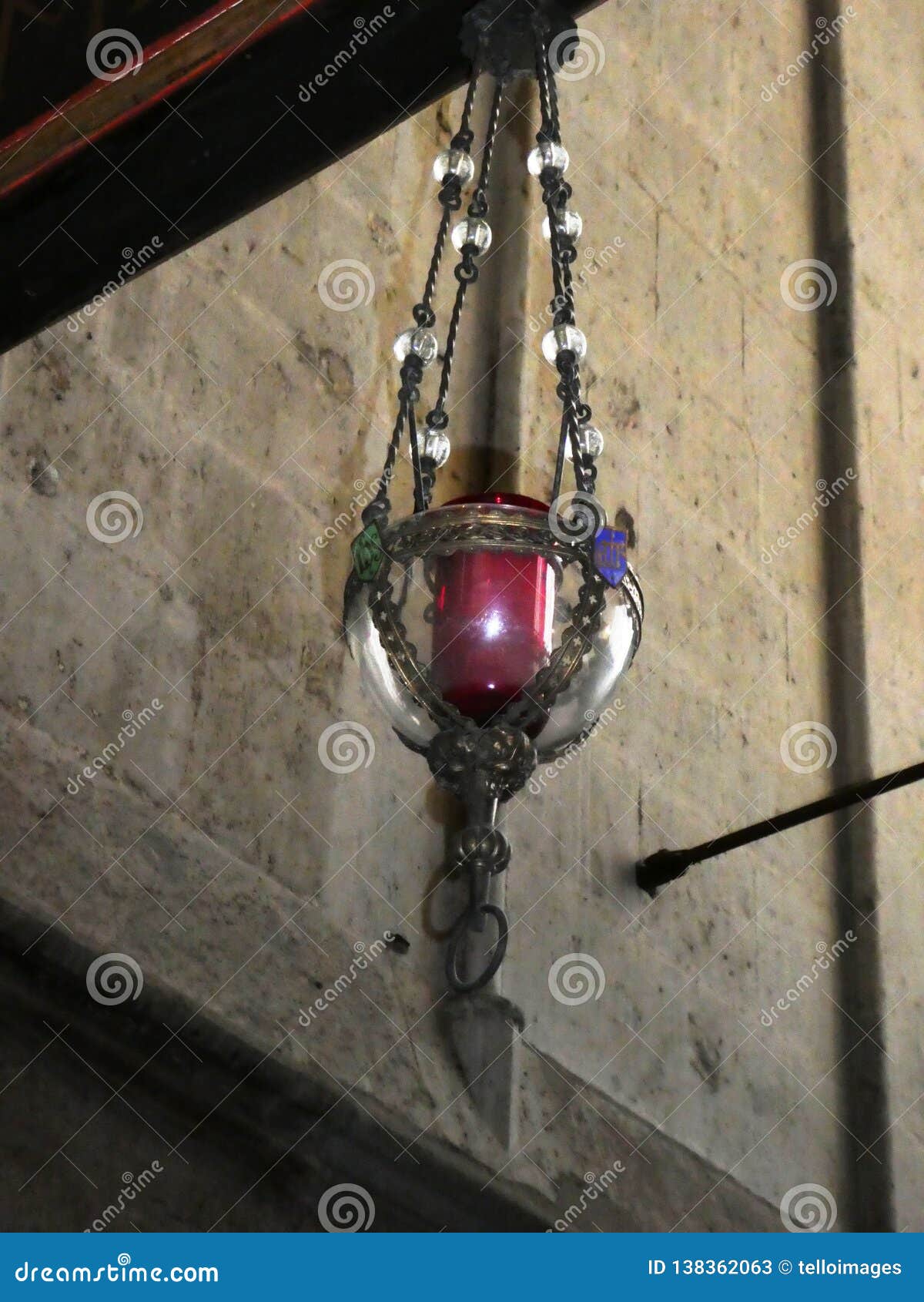 Metal Colgante Antiguo De La Iglesia Y Candelabros De Cristal Imagen de archivo - Imagen de pared, edificio: 138362063 Metal Colgante Antiguo De La Iglesia Y Candelabros De Cristal Imagen de archivo - Imagen de pared, edificio: 138362063