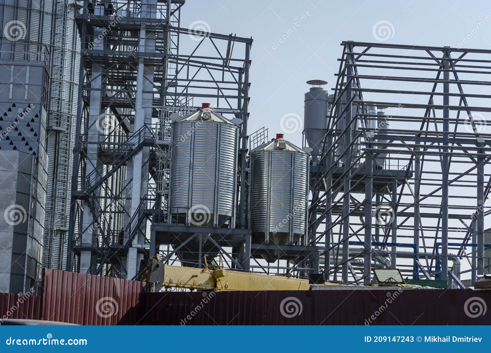 Metal Cylindrical Silo and Support Metal Structure for the Loading