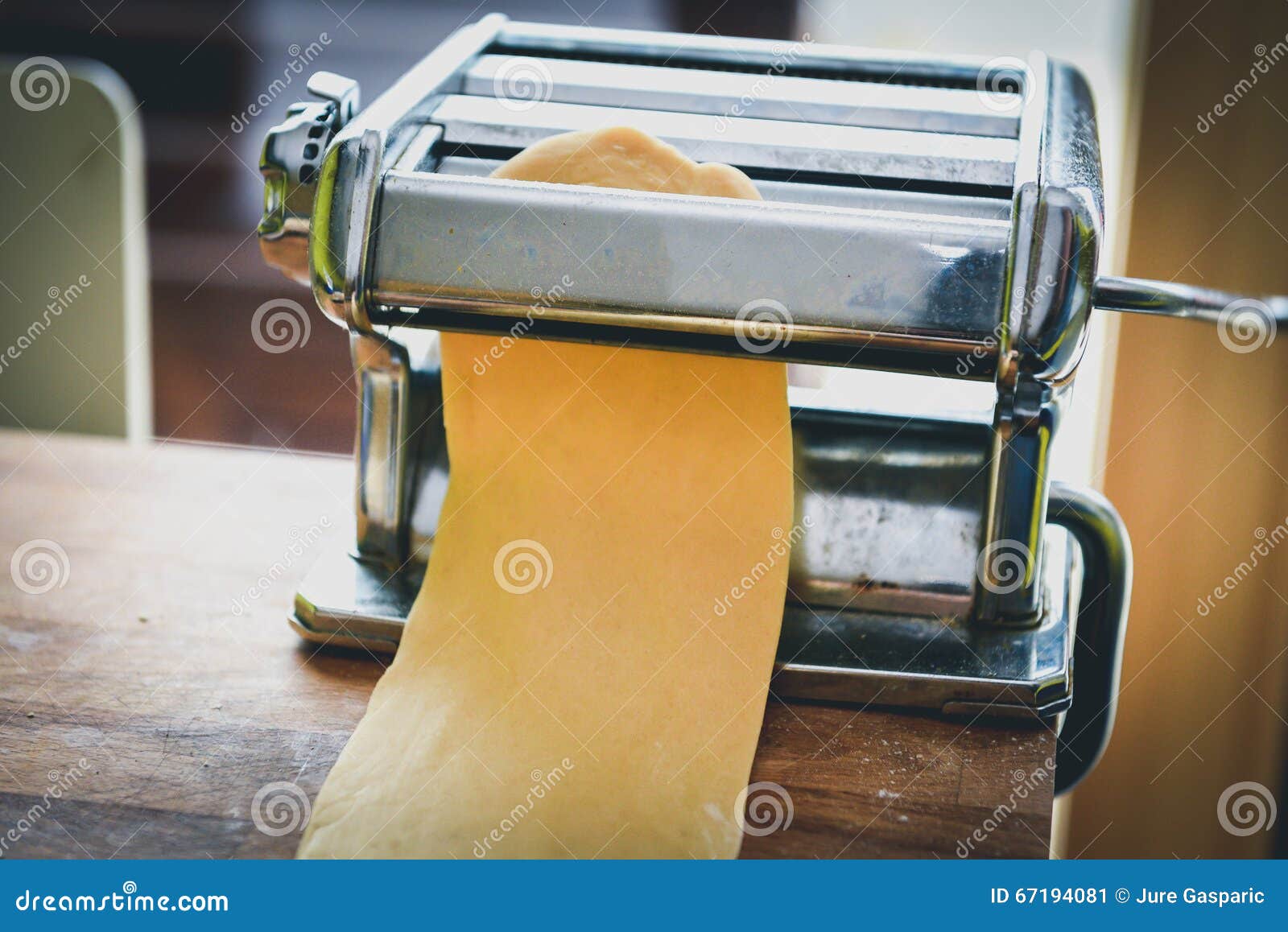 Metal La Máquina Para Hacer Las Pastas Y La Pasta Fresca Para Las Lasañas  Imagen de archivo - Imagen de alimento, primer: 67194081