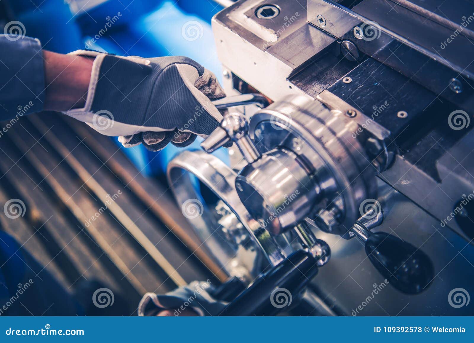 metal lathe machine operator
