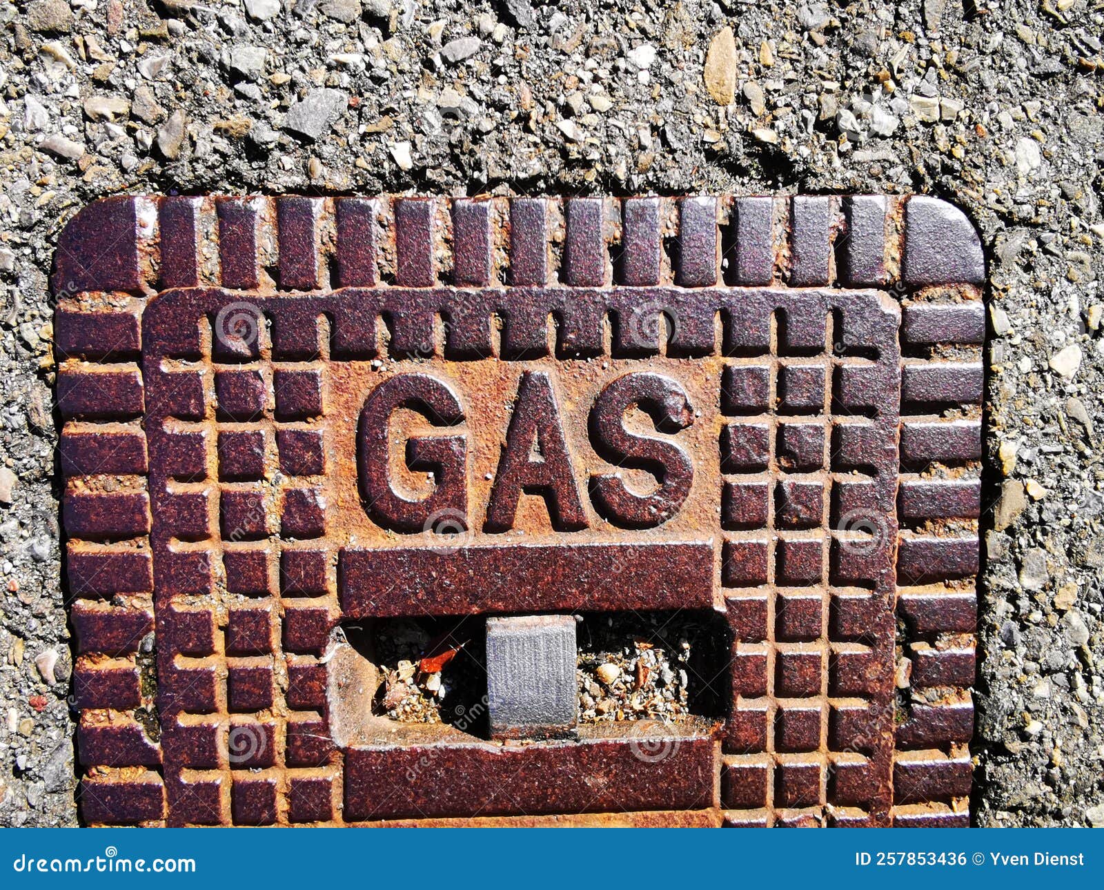 metall abdeckung fÃÂ¼r den gas sperrhahn. die gasleitung verlÃÂ¤uft unter der strasse