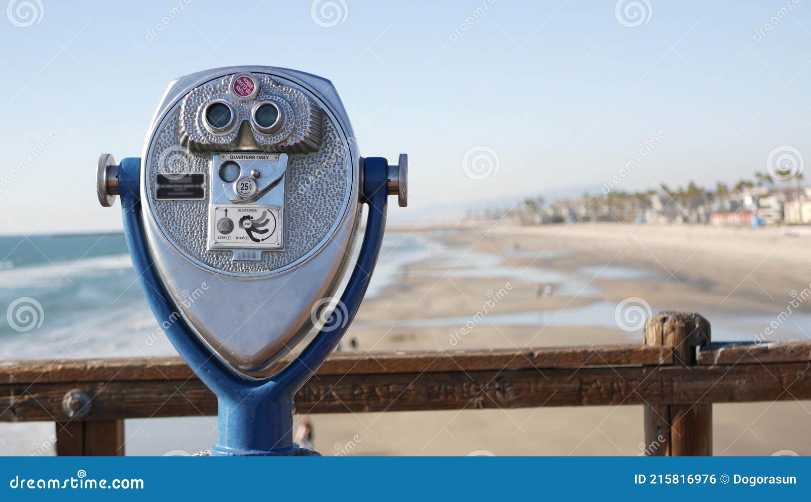 Metallische Stationäre Beobachtung Turm Betrachter Fernglas California Pier  Usa. Münzfernrohr Redaktionelles Foto - Bild von sommerzeit, küstenlinie:  215816976