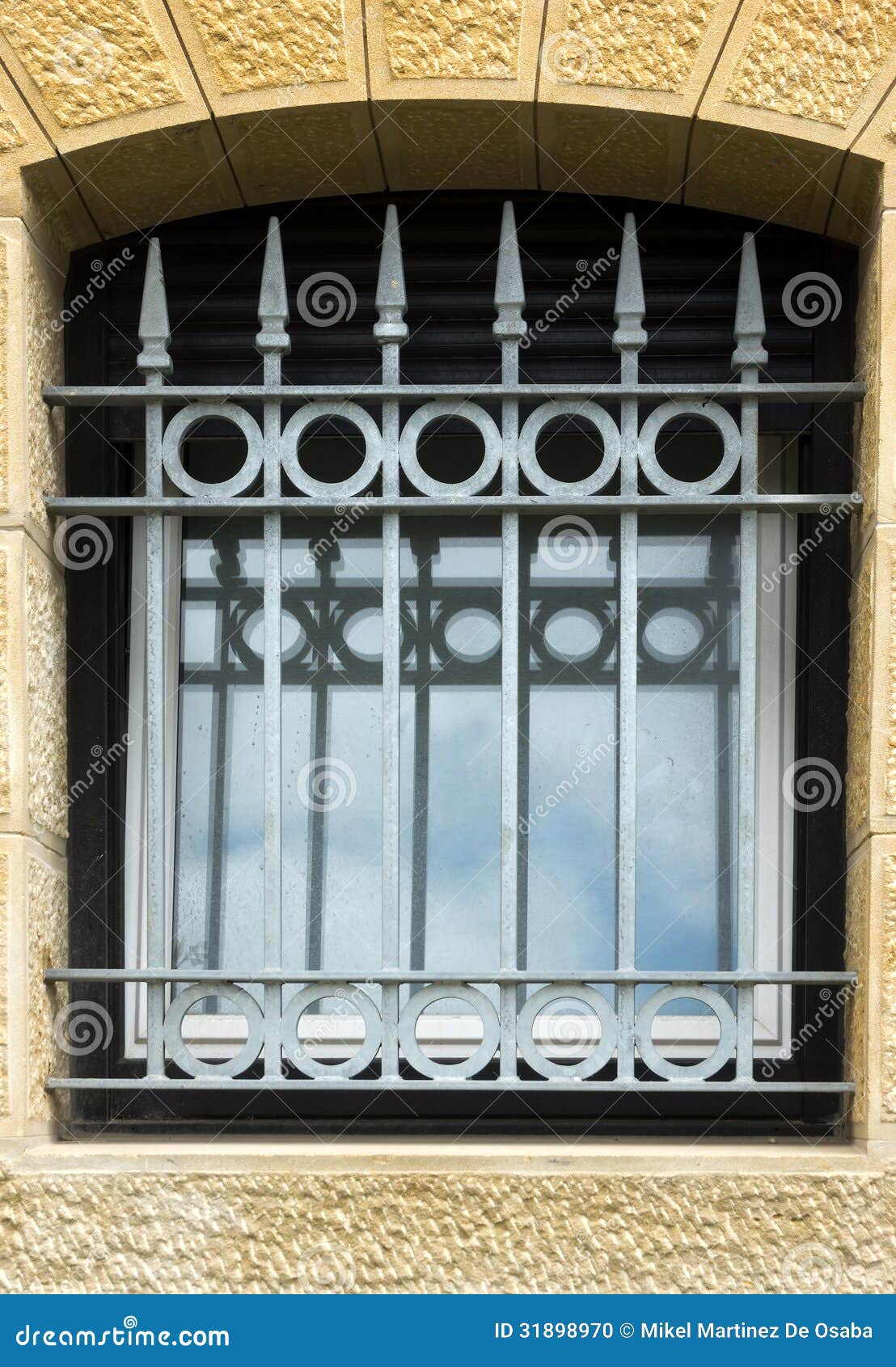 Metallischer Fensterschutz stockfoto. Bild von gated - 31898970