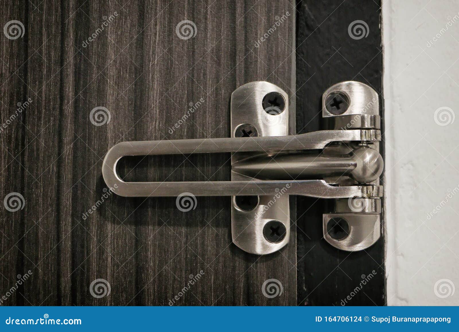 Metallriegel-Türschutz, Sicherheitsriegel, Schleusentüre, Haushaltsgeräte  Stockfoto - Bild von griff, nahaufnahme: 164706124