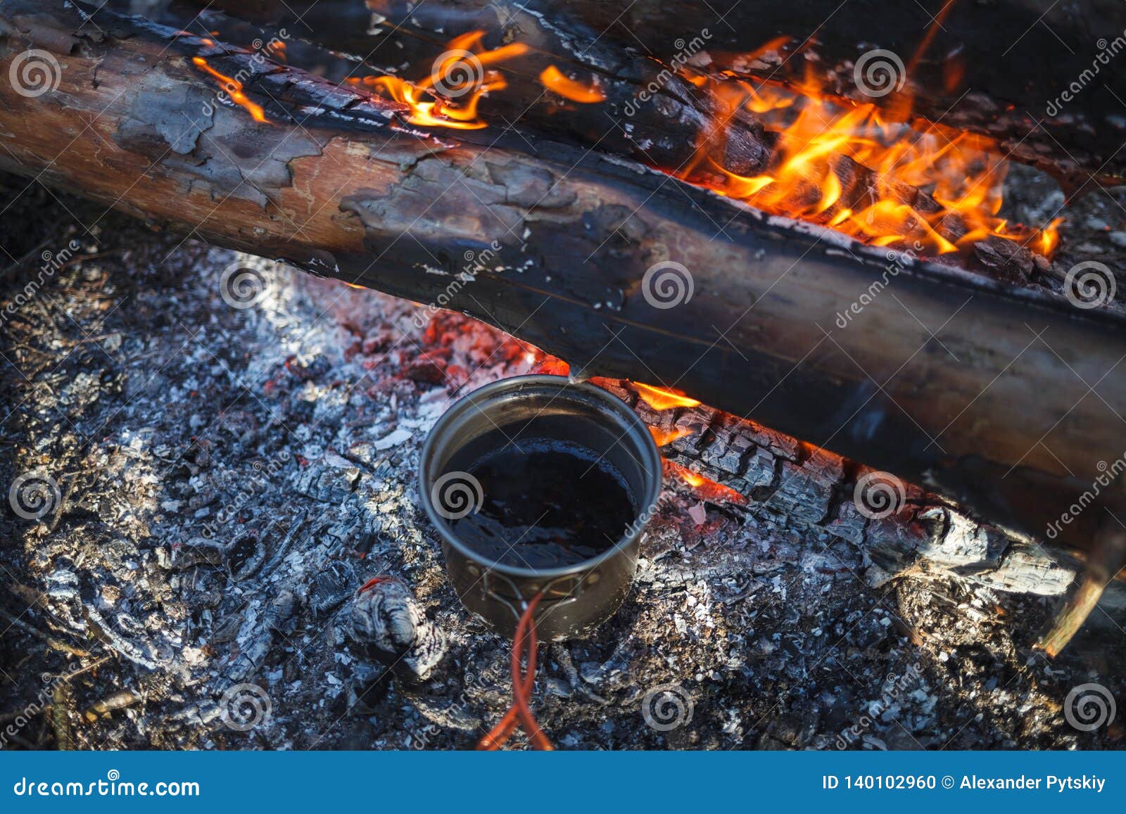 Metallschale Mit Tee Wird Vom Lagerfeuer Im Winter Erhitzt Stockfoto ...