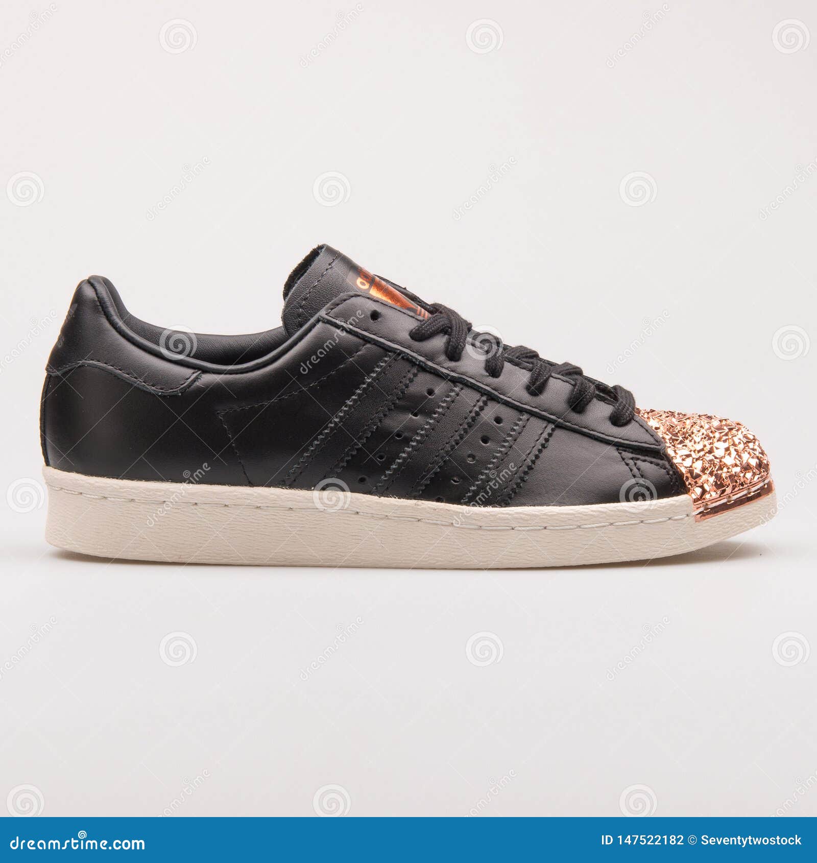 Metallzehenschwarzes Adidas-Superstar-80s Und Kupferner Turnschuh  Redaktionelles Stockfotografie - Bild von mode, spitzee: 147522182