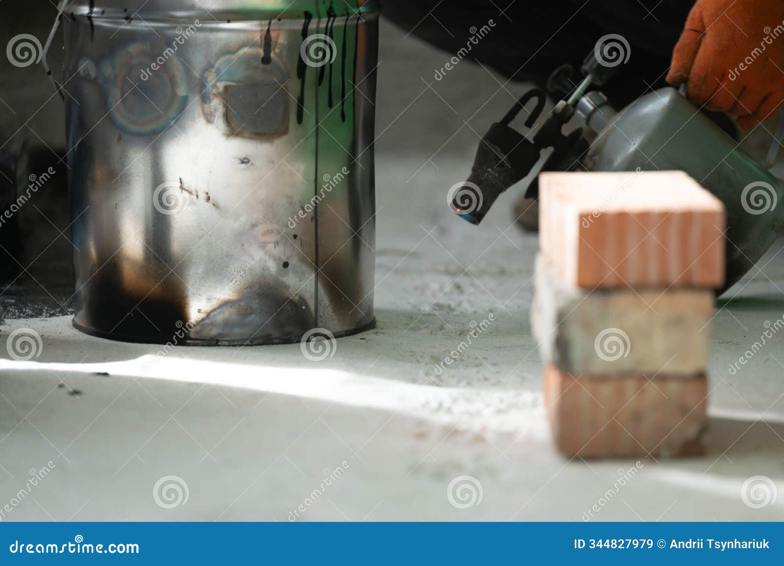 the method of heating resin in a bucket using a kerosene lamp at home.