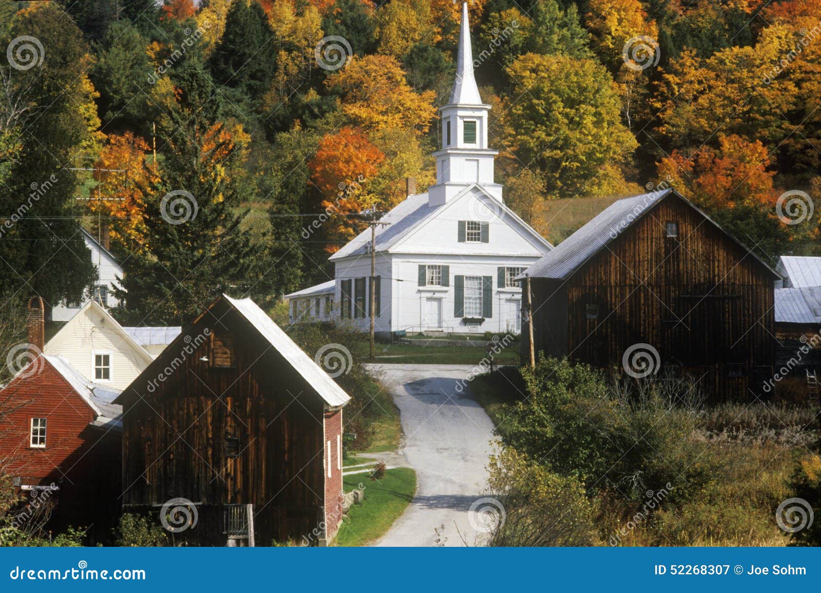 Methodistische Kirche Im WartezeitFluss, VT Im Herbst Stockbild Bild