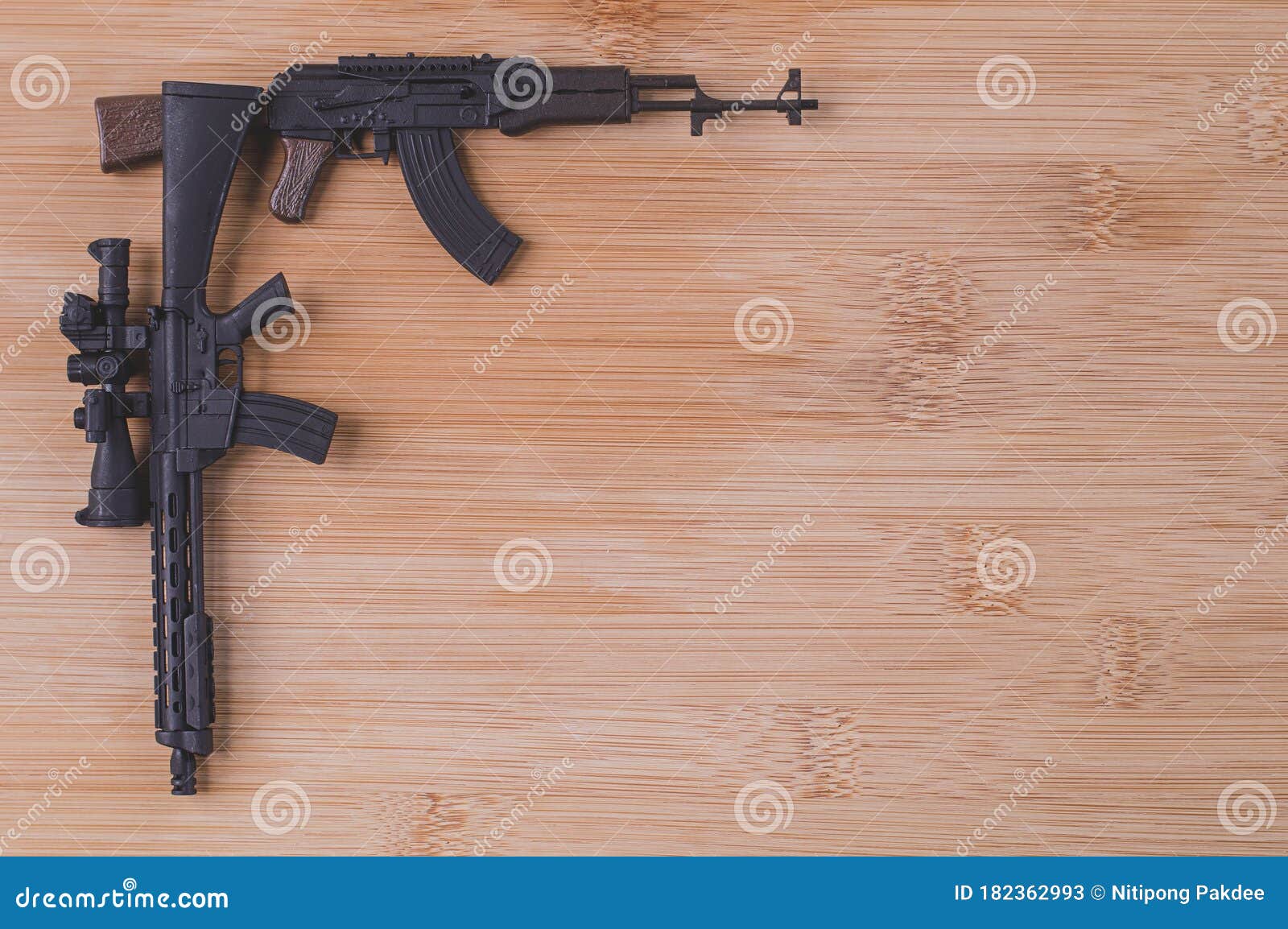 Como Fazer Uma AK47 de Papelão que Dispara - Arma de Papelão Fácil 