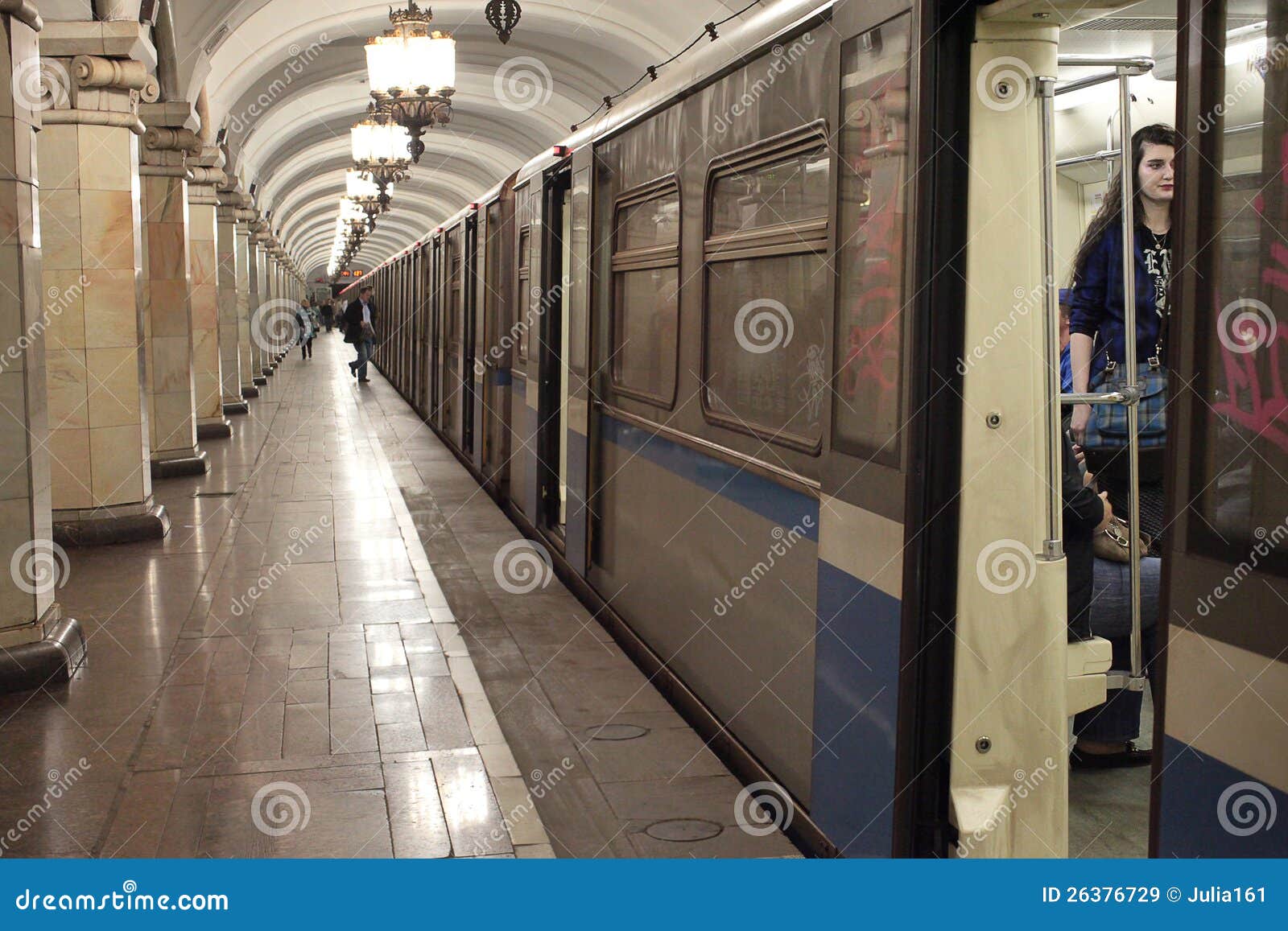 Знаки в метрополитене 4 класс окружающий мир. Московское метро пустое. Обои на айфон Московский метрополитен.