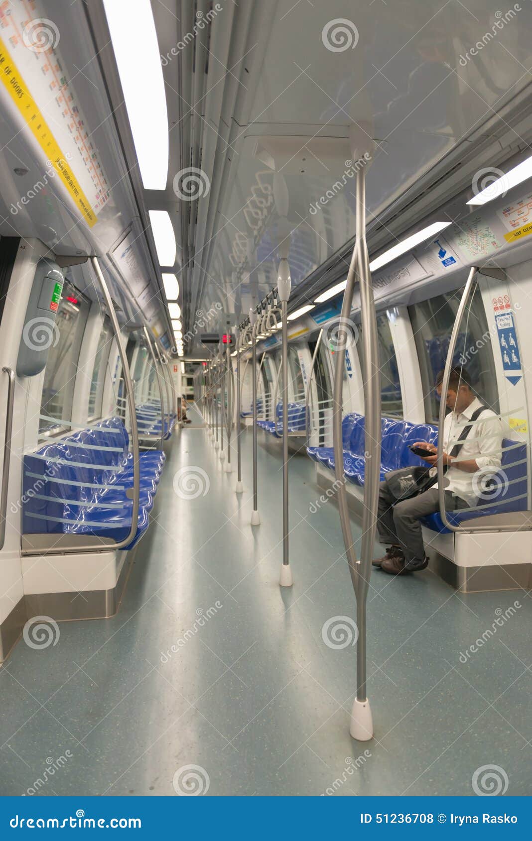 Metro of ondergrondse moderne trein binnen