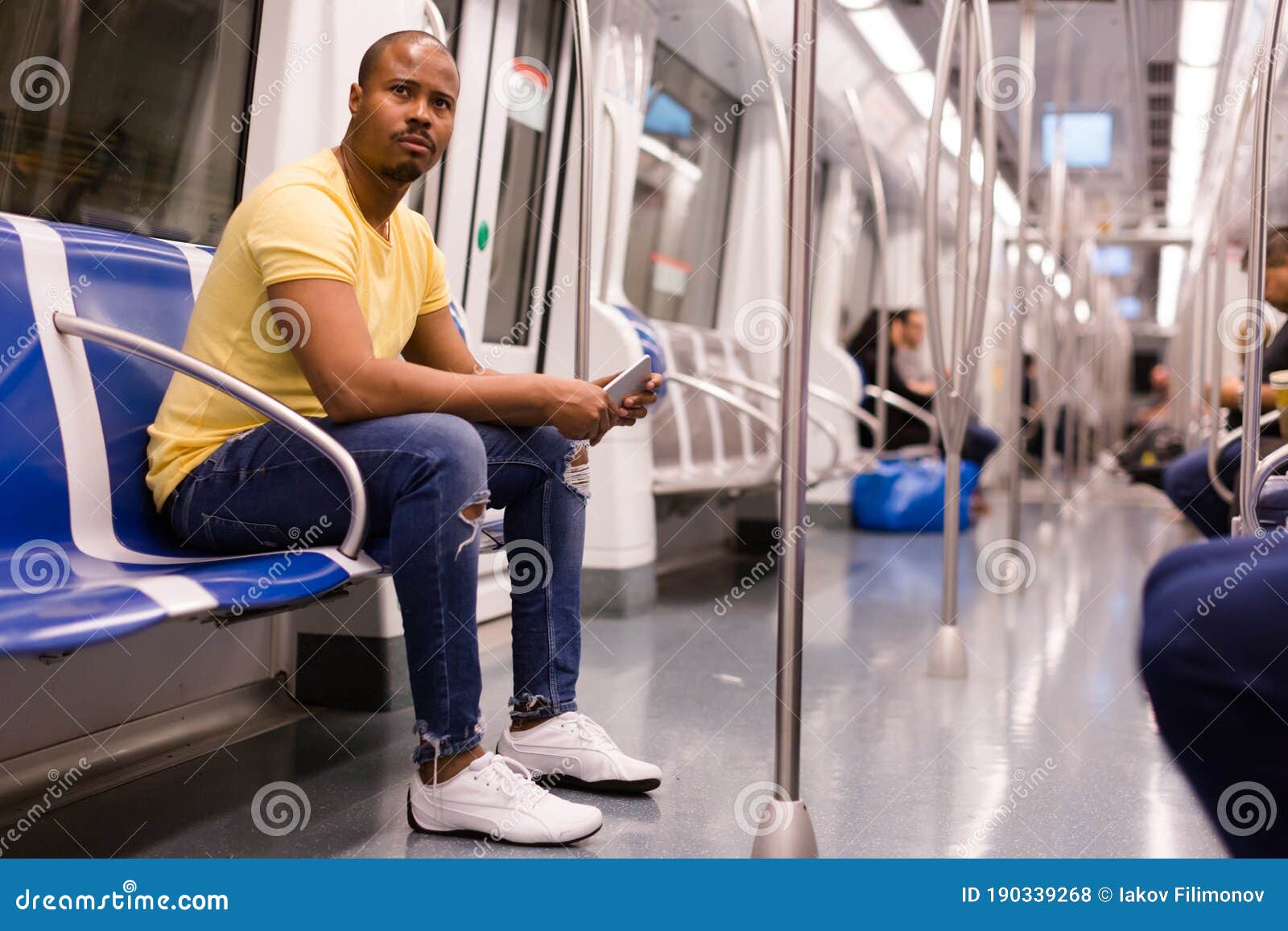 Arriba 50+ imagen man in metro