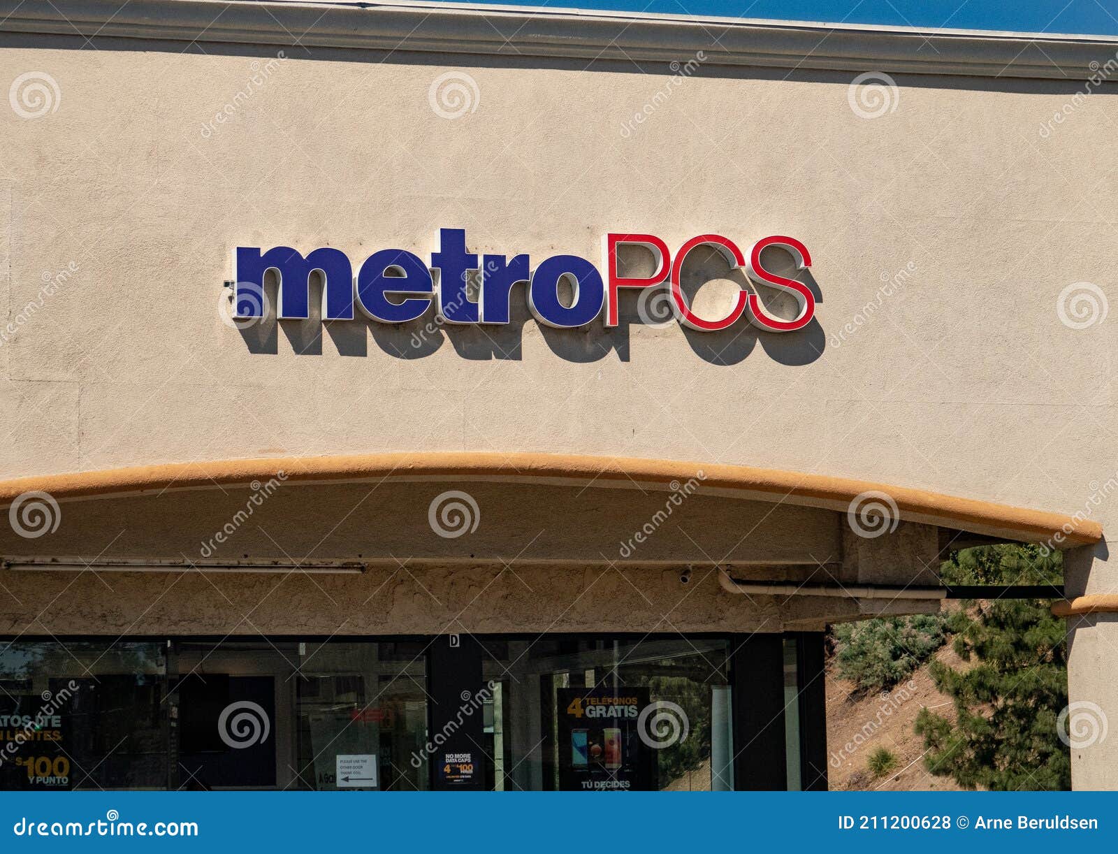 Metro PCS Store editorial stock photo. Image of retail 211200628