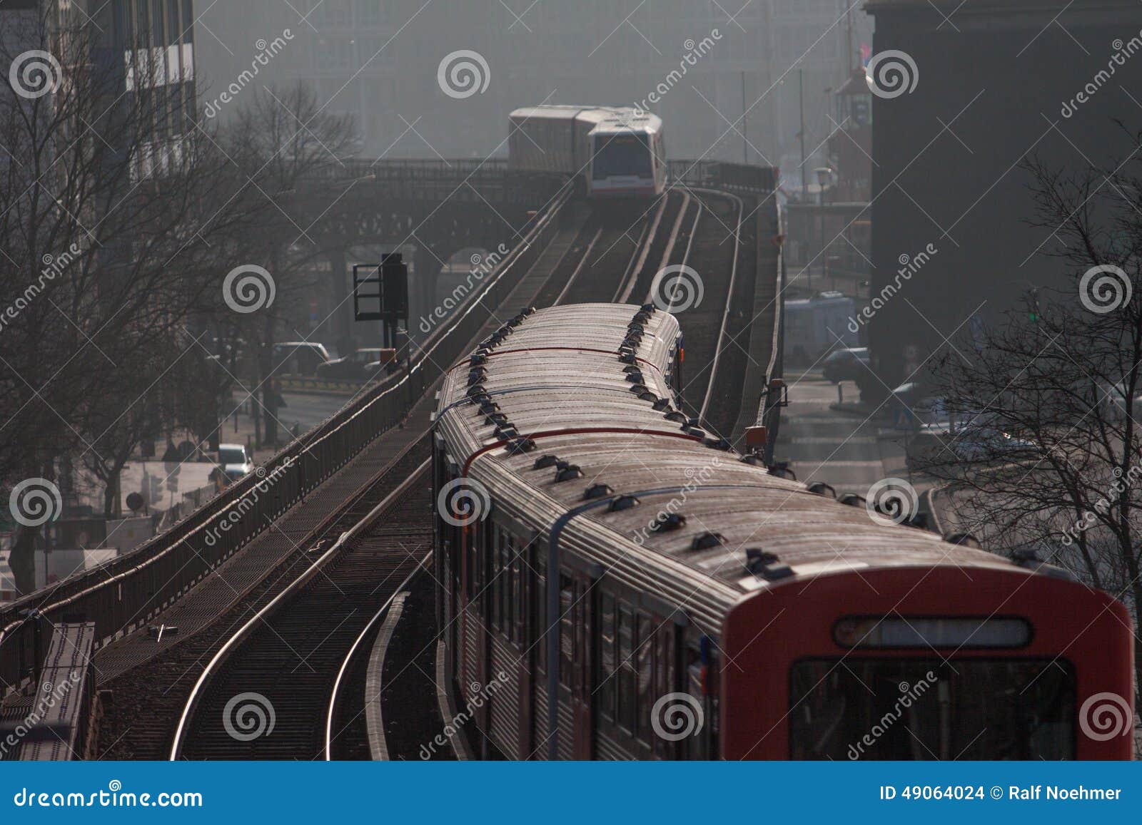 Metropolitane nella città di Amburgo. Metropolitane che attraversano sulle piste through la città di Amburgo, Germania