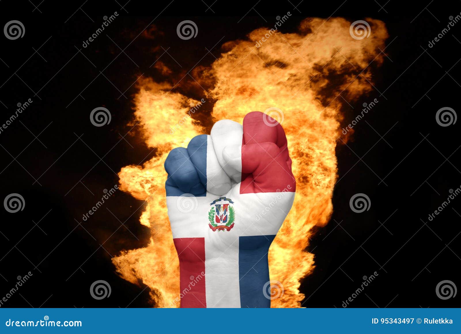 Mettez le feu au poing avec le drapeau national de la République Dominicaine