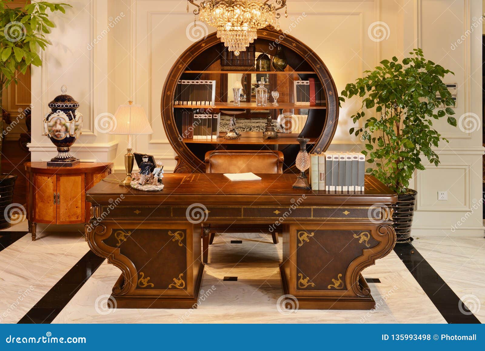 Meubles De Luxe De Bureau Dans La Salle De Lecture Photo Stock Image Du Luxe Lecture 135993498