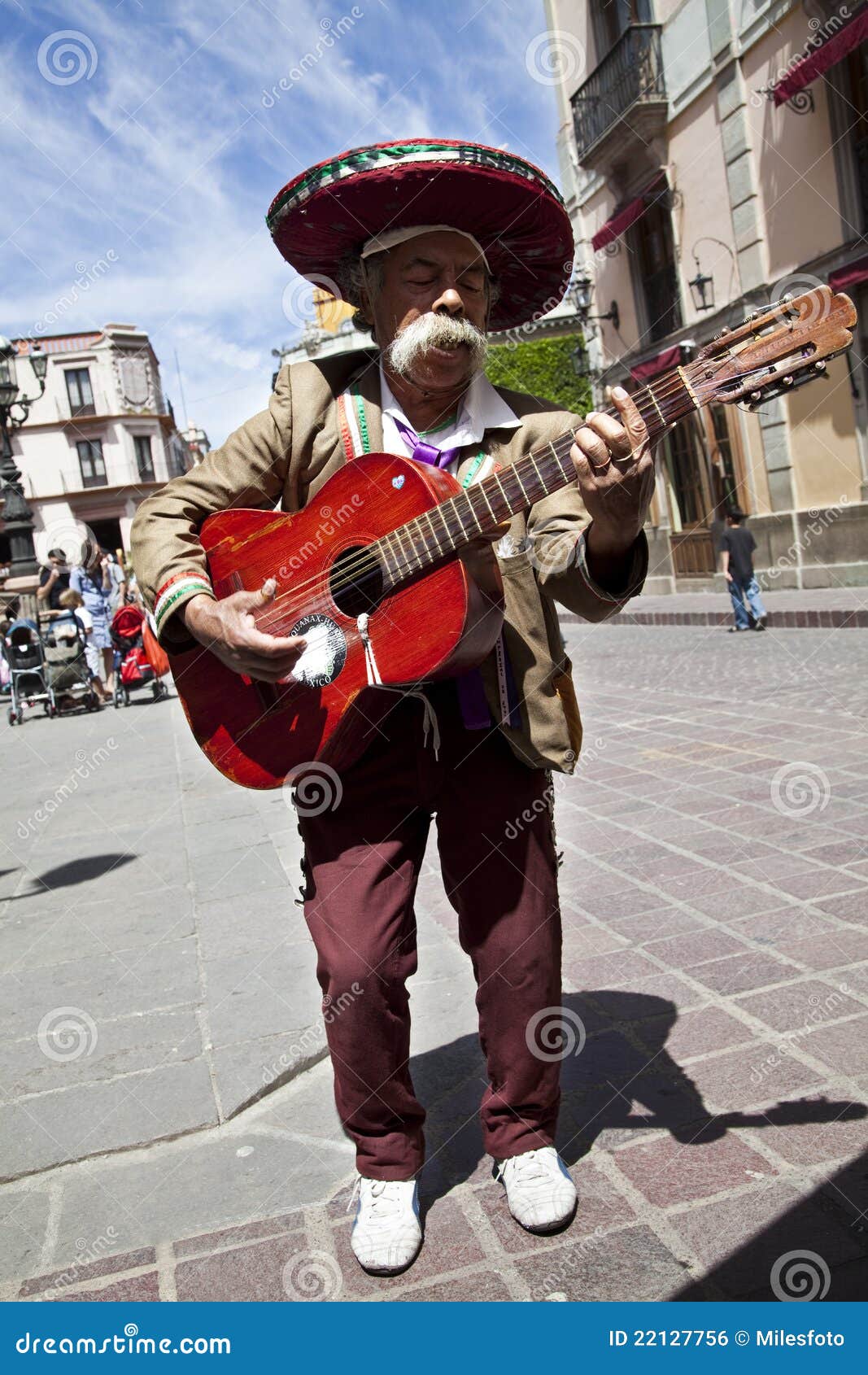 Mexicaanse gitaarmusicus op de straten van Guan. Mexicaanse gitaarmusicus op de straten van de stad Guanajuato. Guanajuato is een schilderachtige en historische stad, in centrale naam Mexico.Its voortkomt uit het Inheemse dialect en betekent de plaats van de kikkers gevestigd.