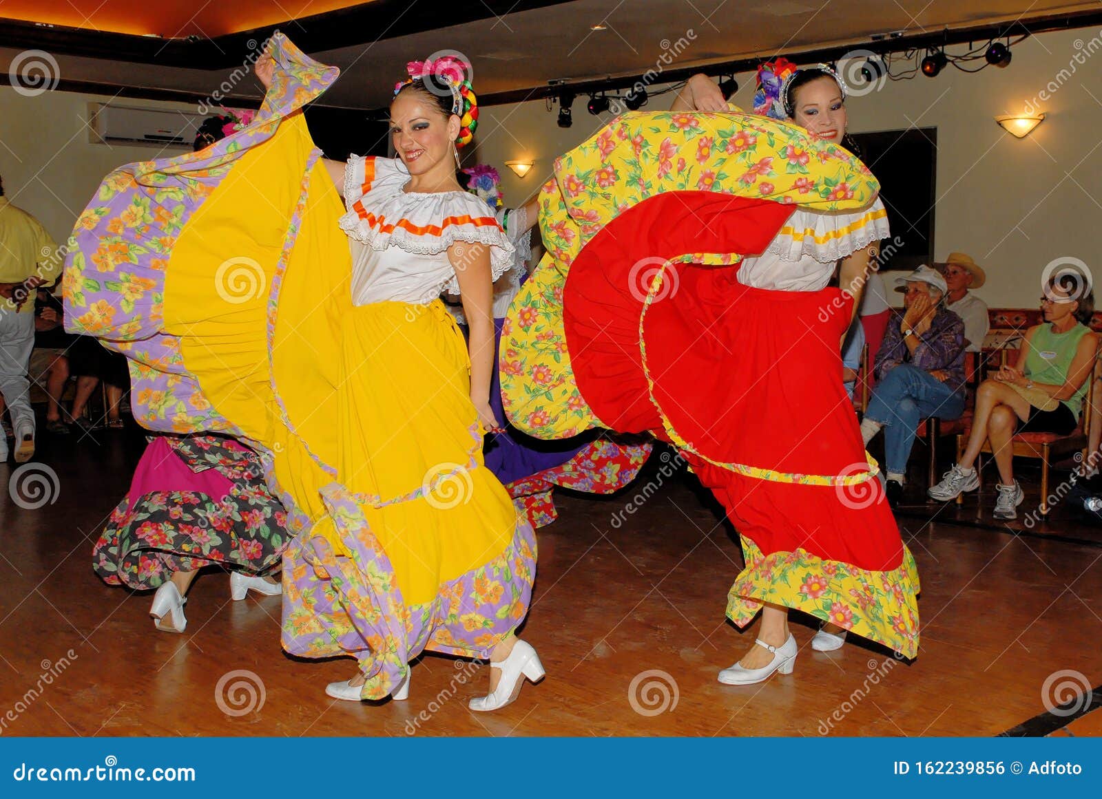 Mexican Folk Dance - Dancers from Mexico Editorial Photo - Image of