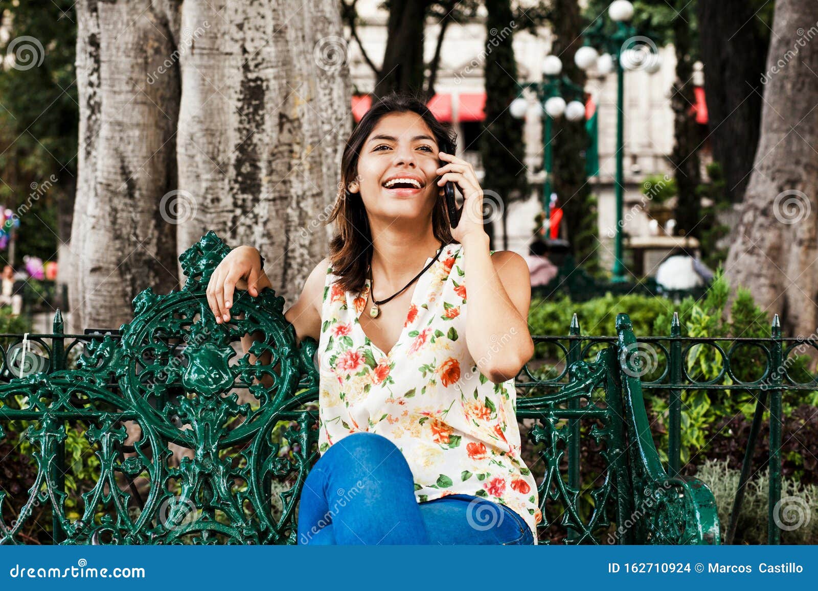 https://thumbs.dreamstime.com/z/mexican-woman-talking-mobile-phone-hispanic-beautiful-mexico-city-162710924.jpg