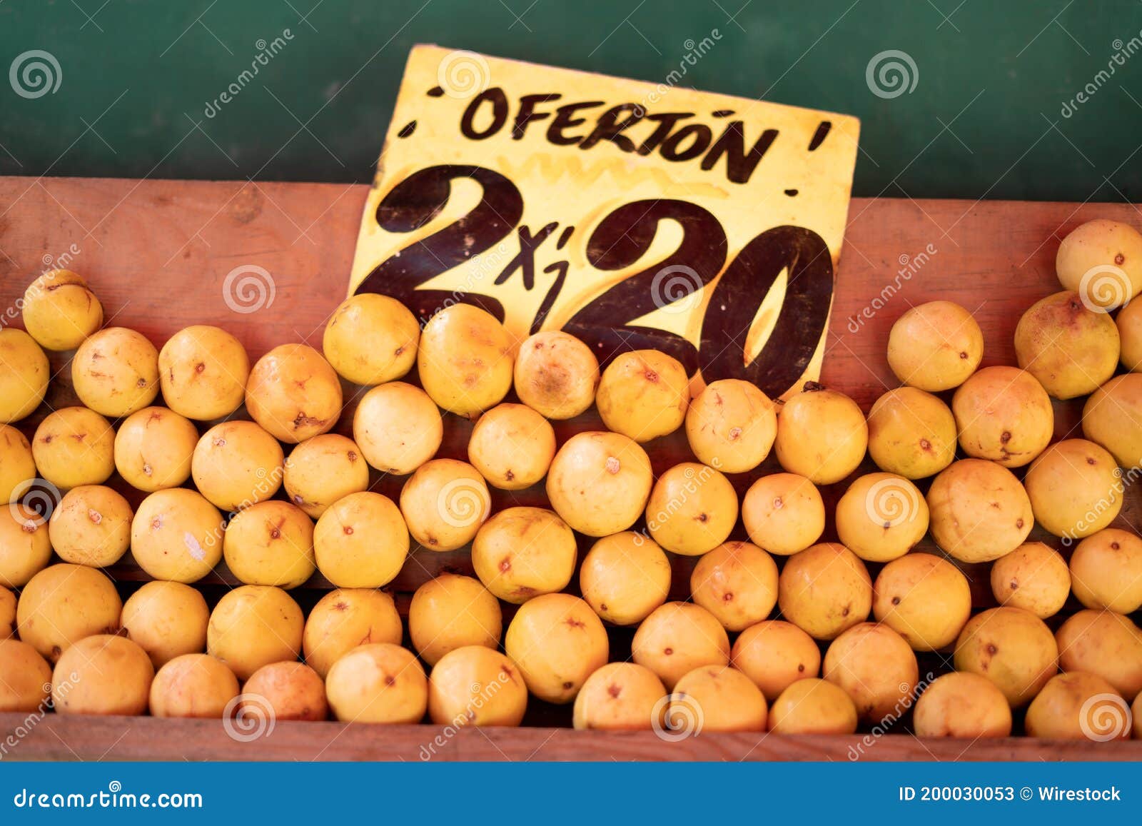 mexico, mexico - aug 22, 2020: fruta en mercado de mexico en oferta