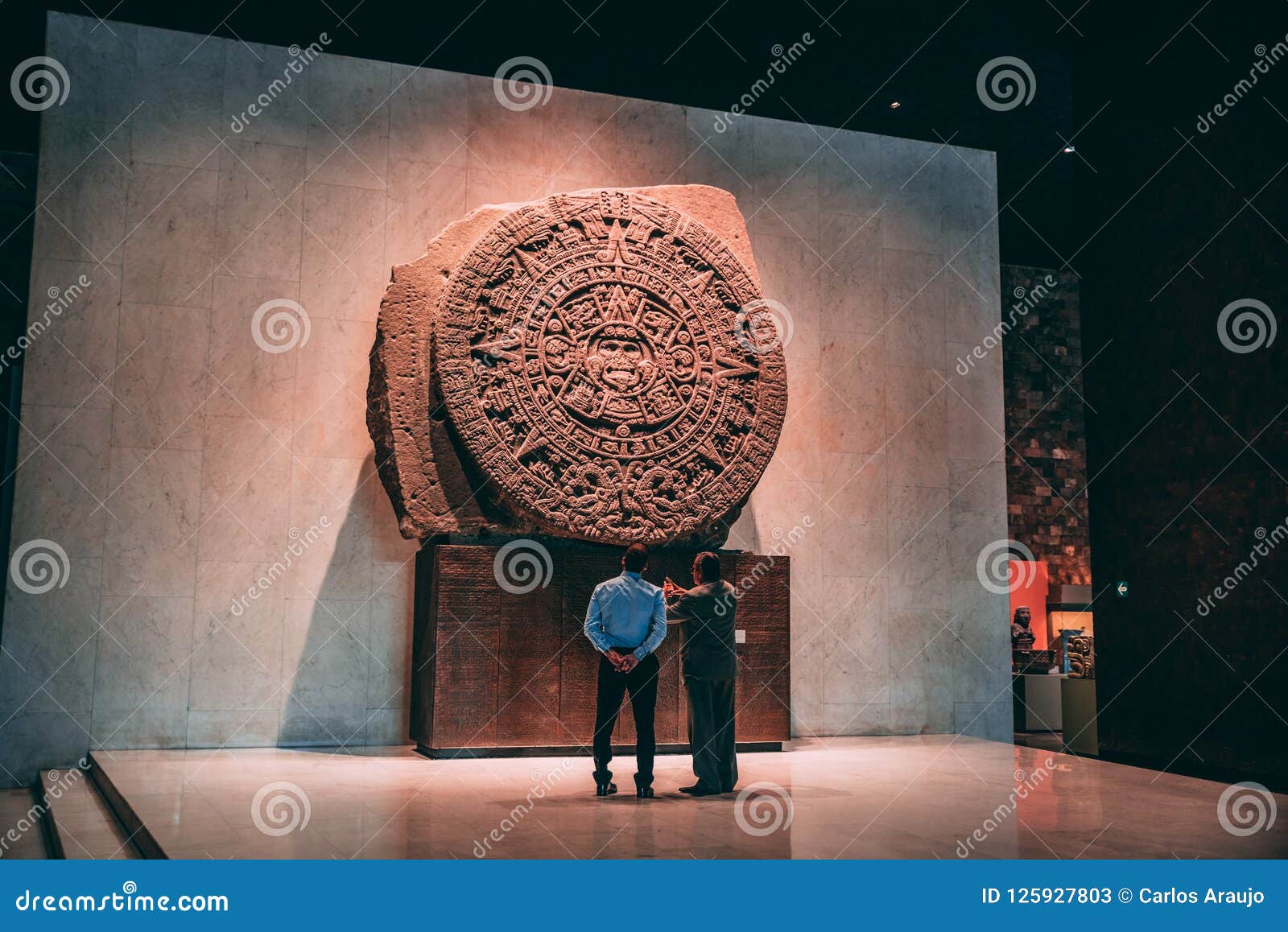 MEXICO - SEPTEMBER 28: Twee mensen die op de Azteekse kalender st letten. MEXICO - SEPTEMBER 28: Twee mensen die op de Azteekse kalendersteen letten bij het antropologiemuseum, 28 September, 2017 in Mexico-City, Mexico