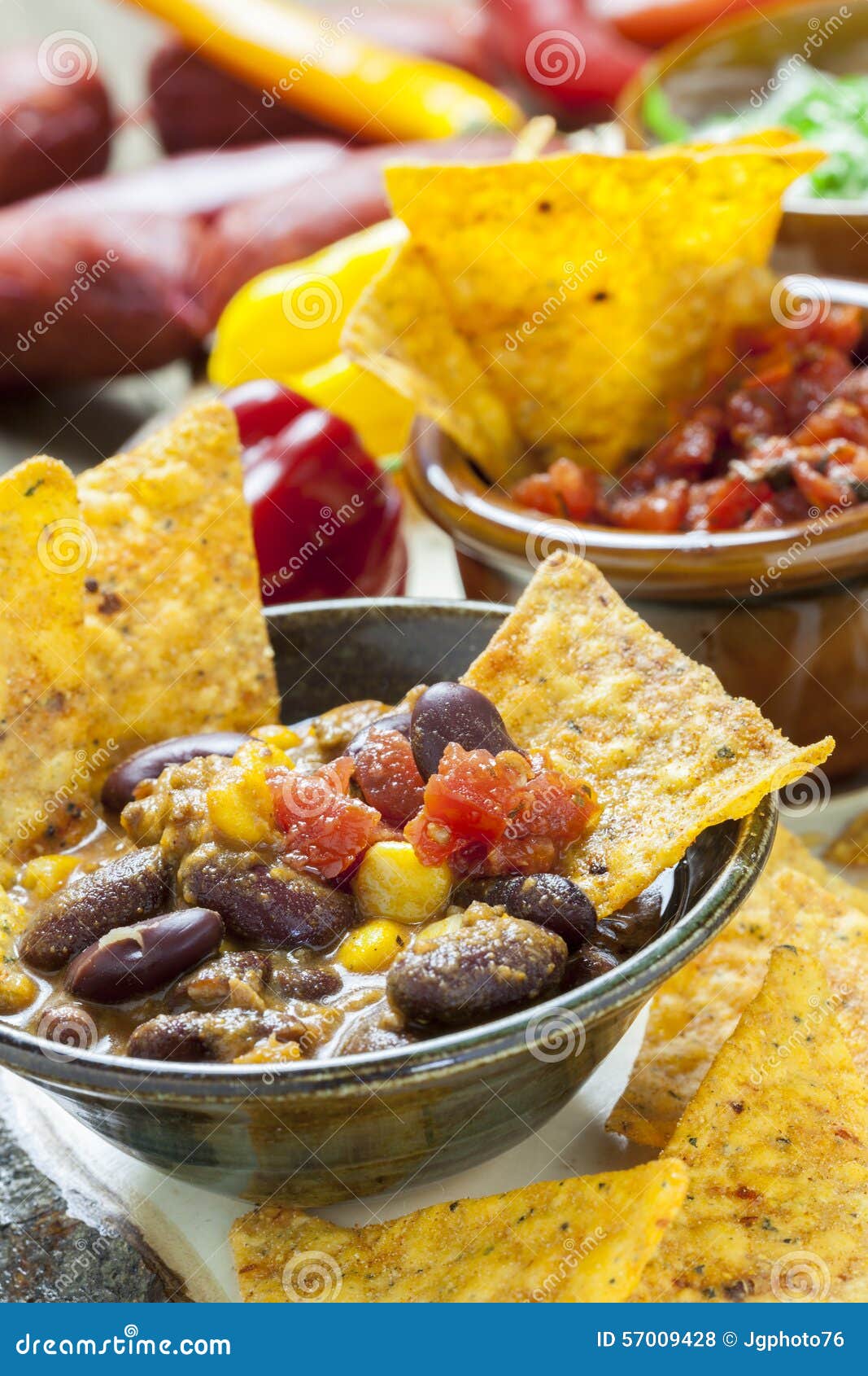 Mexikanische Nachos Mit Salsa-Bad Stockfoto - Bild von salzig, gedient ...