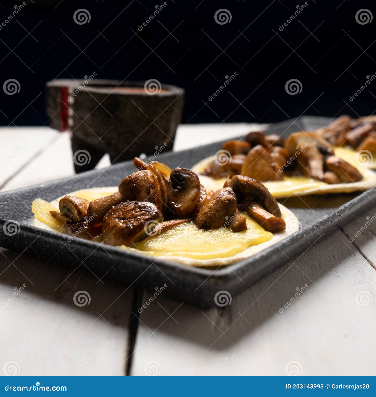 Mexikanische Quesadillas Mit Pilzen Auf Weißem Hintergrund Stockbild ...