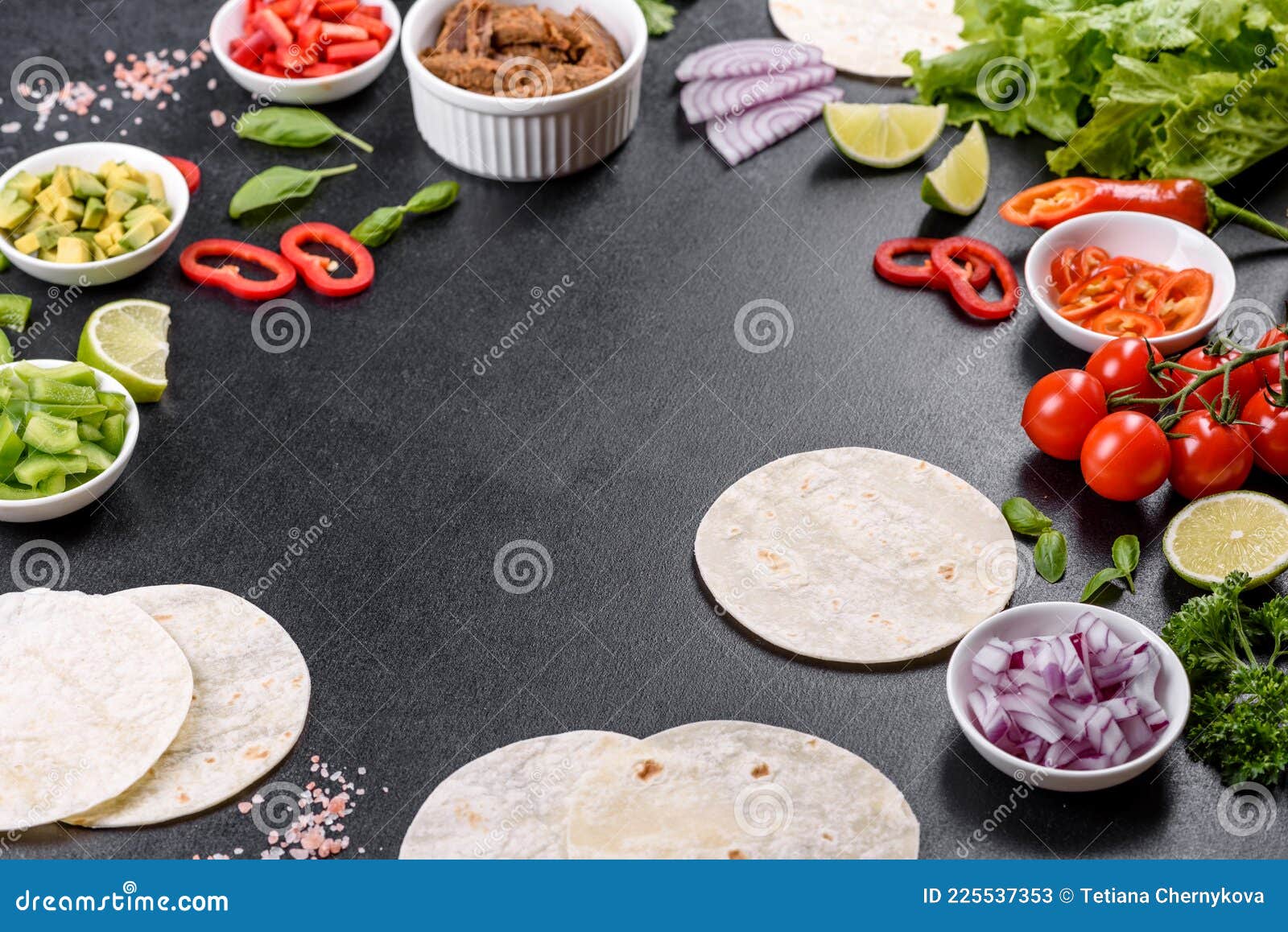 Mexikanische Tacos Mit Rindfleisch Tomaten Avocado Zwiebel Und Salsa ...