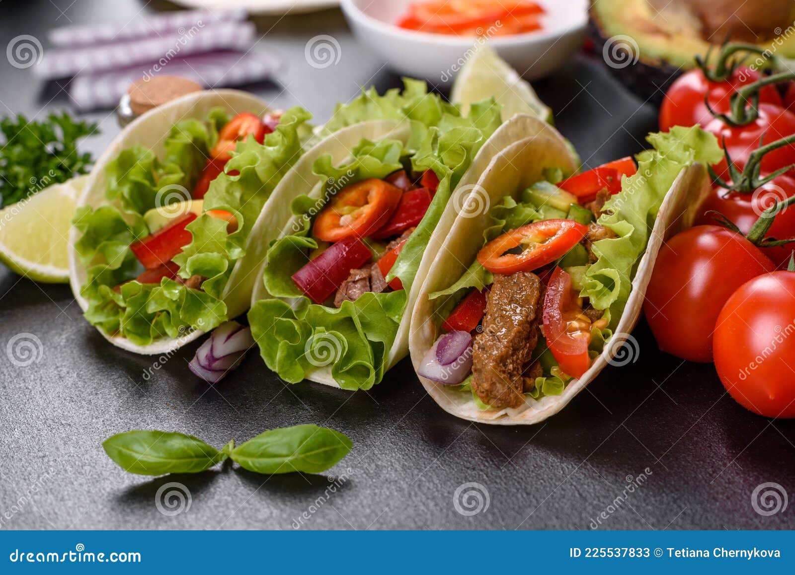 Mexikanische Tacos Mit Rindfleisch Tomaten Avocado Zwiebel Und Salsa ...